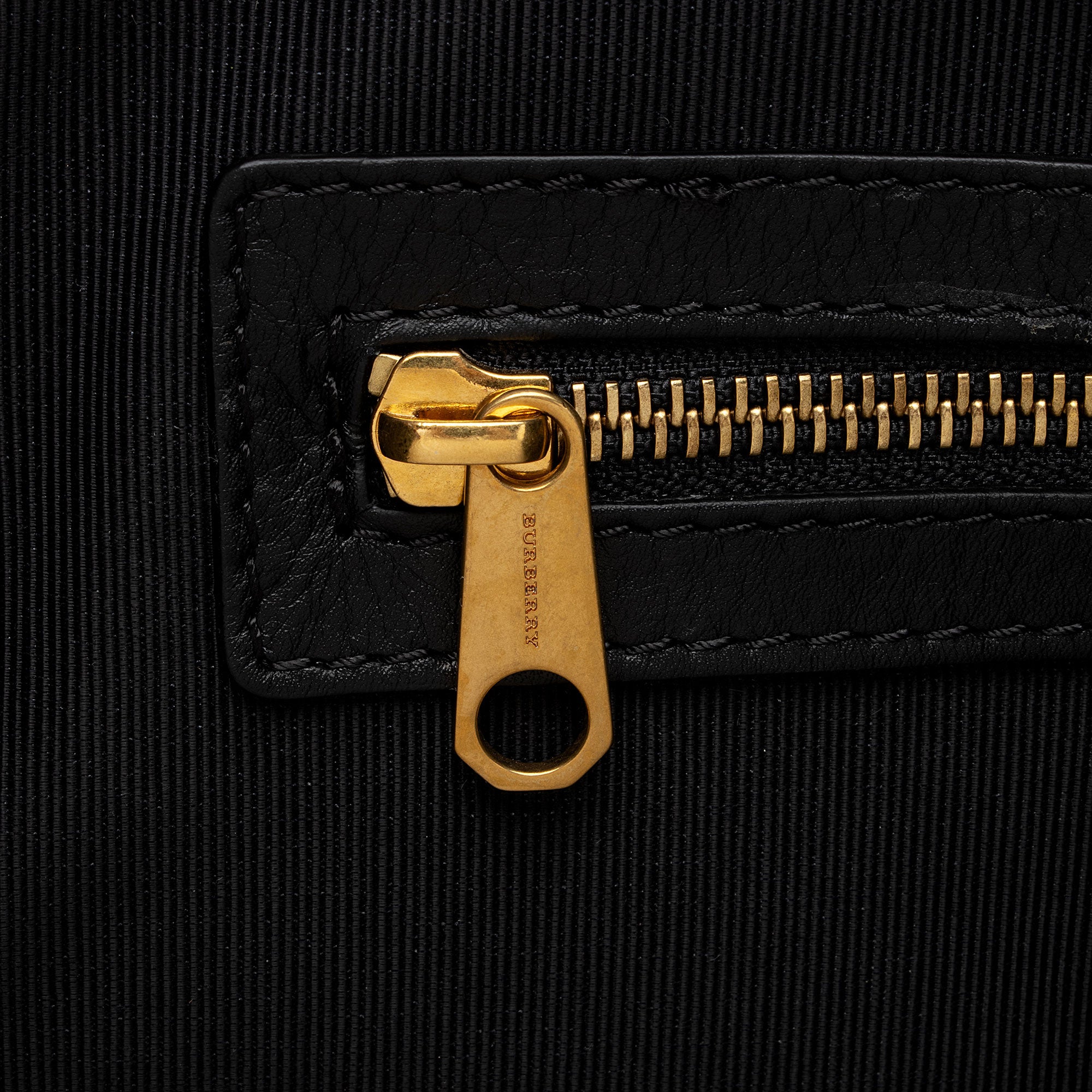 Burberry Vintage Check 1983 Link Zip Tote (SHF-DCHhVW)