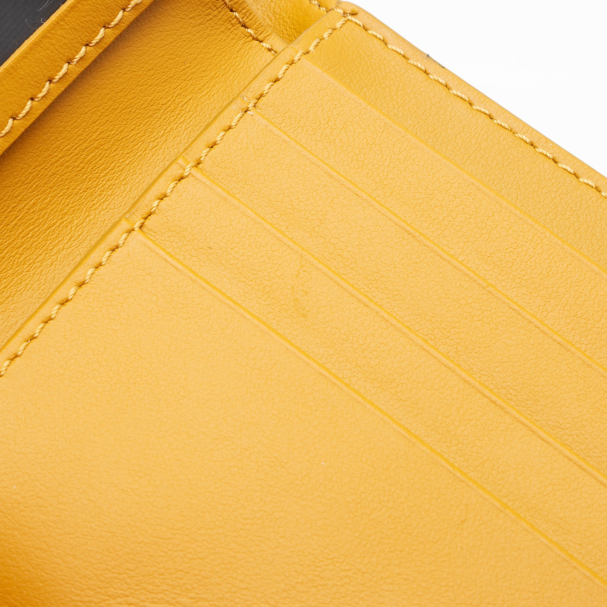 Burberry Leather Logo Bi-Fold Wallet (SHF-6J3R2b)