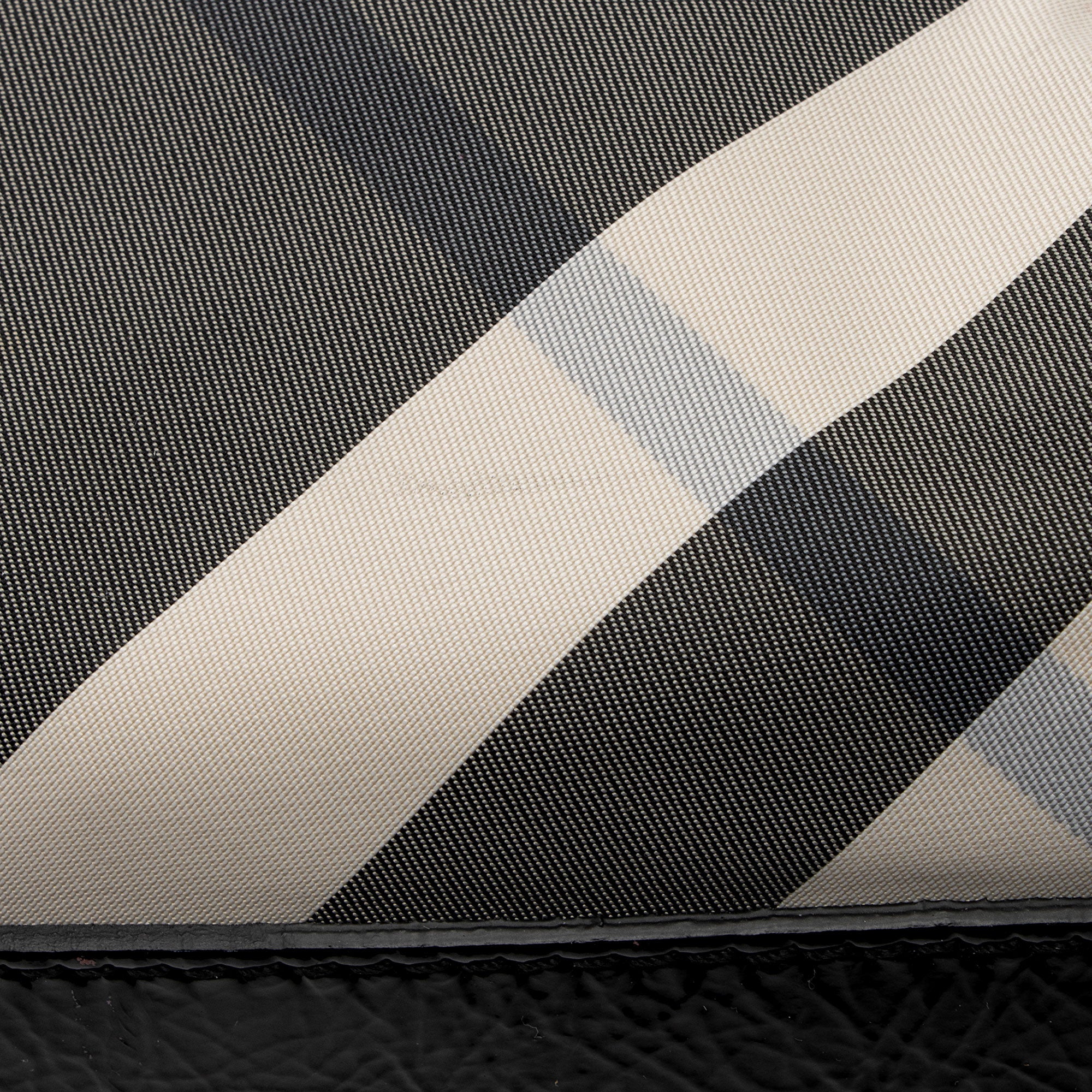 Burberry Nylon Beat Check Victoria Large Tote (SHF-Ll7sNt)