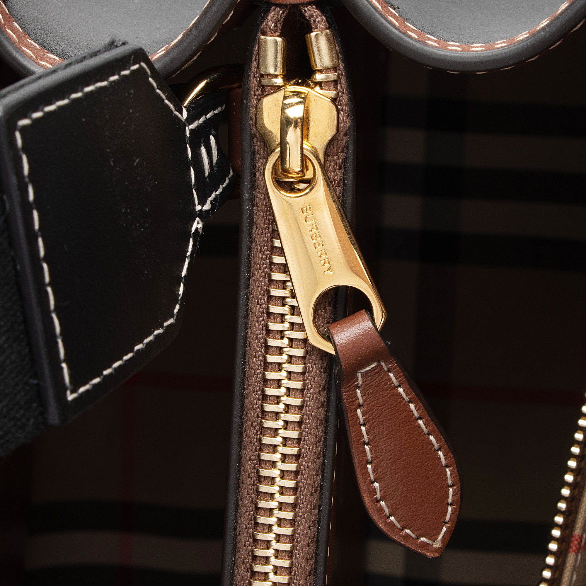 Burberry Vintage Check Smooth Calfskin Title Small Tote (SHF-6YrXPu)