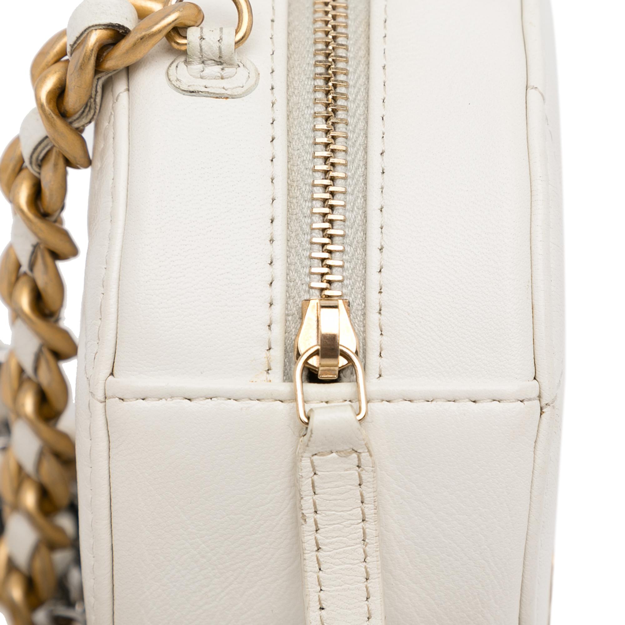 Chanel 19 Round Clutch with Strap (SHG-CY4gwG)