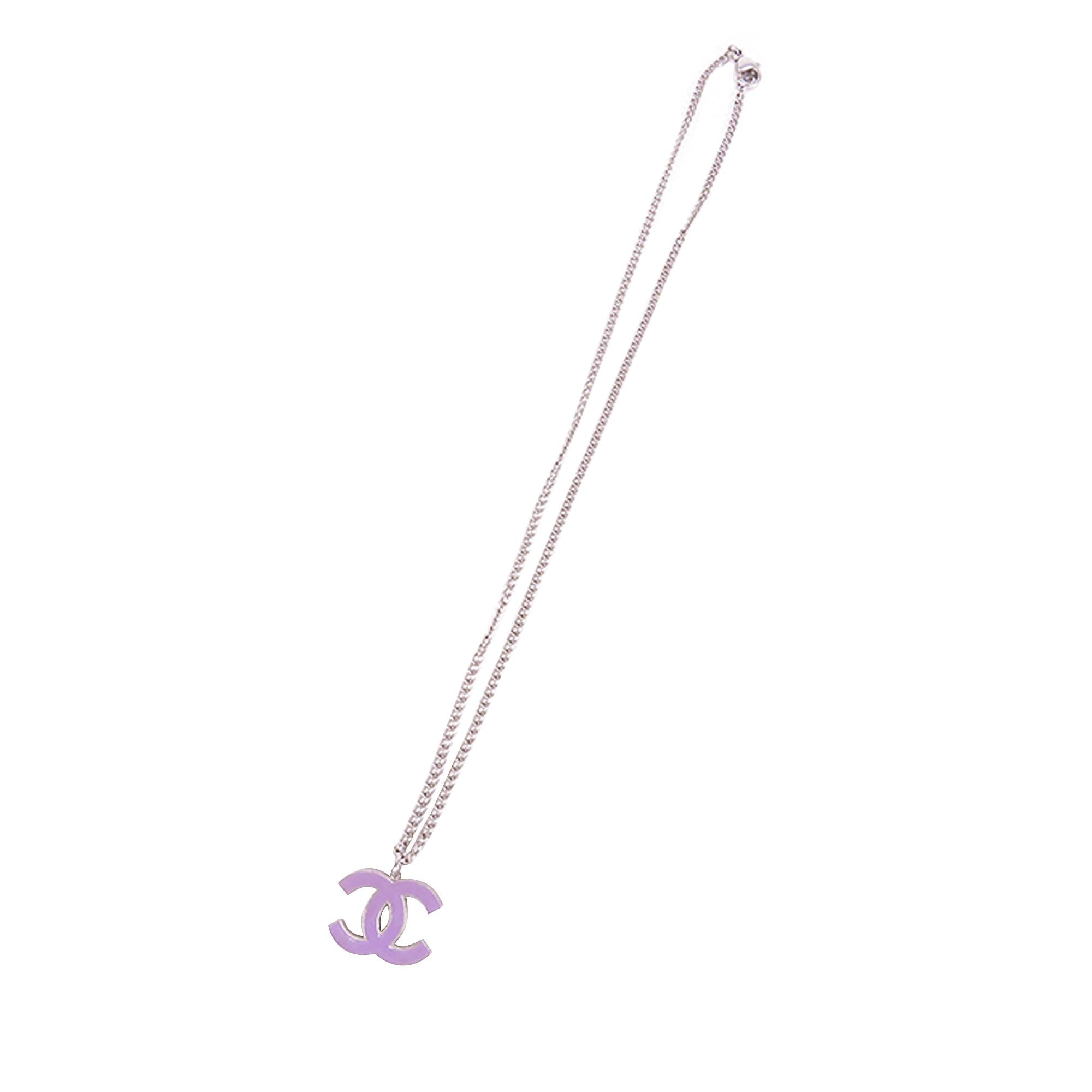 Chanel CC Enamel Pendant Necklace (SHG-IU1o7Q)