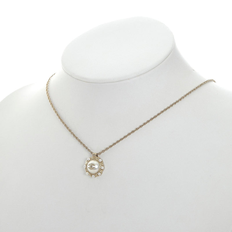 Chanel CC Faux Pearl Pendant Necklace (SHG-2Vs4gs) – LuxeDH