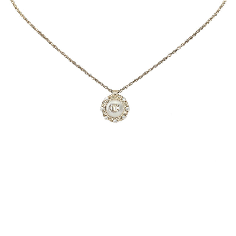 Chanel CC Faux Pearl Pendant Necklace (SHG-2Vs4gs)