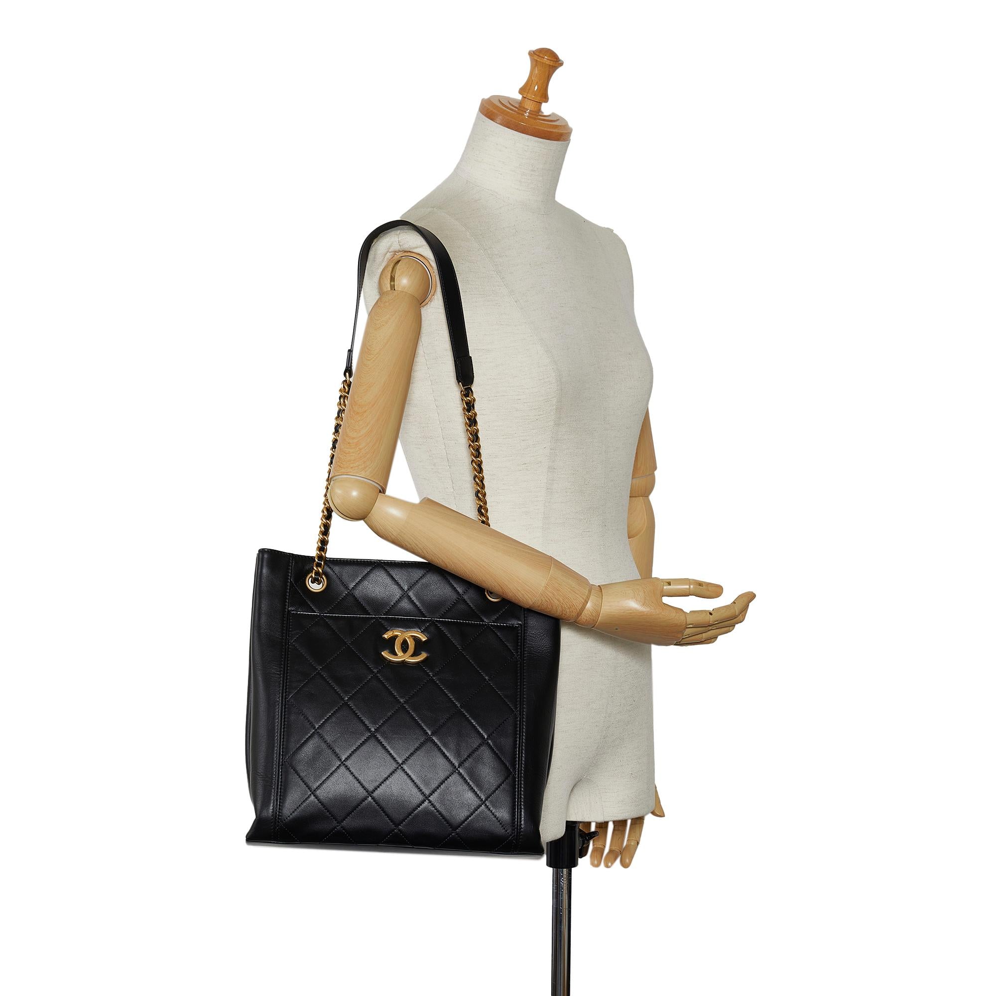 Chanel CC Front Pocket Calfskin Shopping Tote (SHG-AMS7oG)