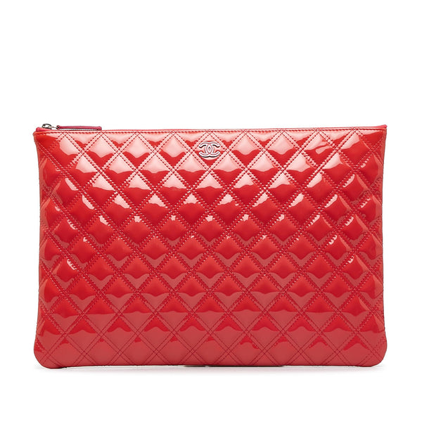 Chanel CC Quilted Patent Leather O Case (SHG-b3vxmg)