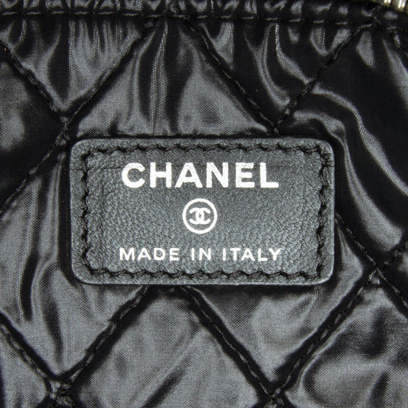 Chanel CC Quilted Patent Leather Pouch (SHG-30waO1)