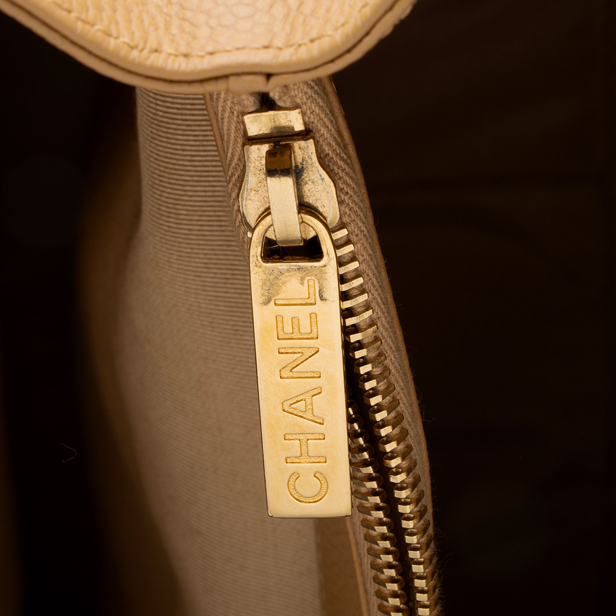 Chanel Caviar Leather Grand Shopping Tote (SHF-bjusbT)