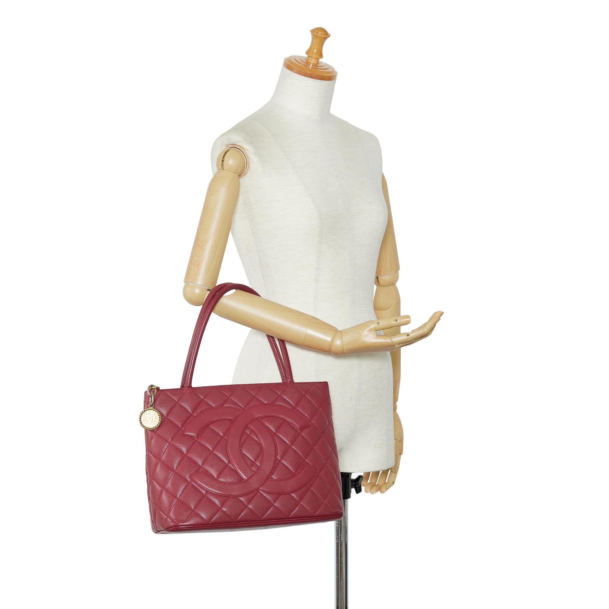 Chanel Caviar Medallion Tote (SHG-MUMoiU)