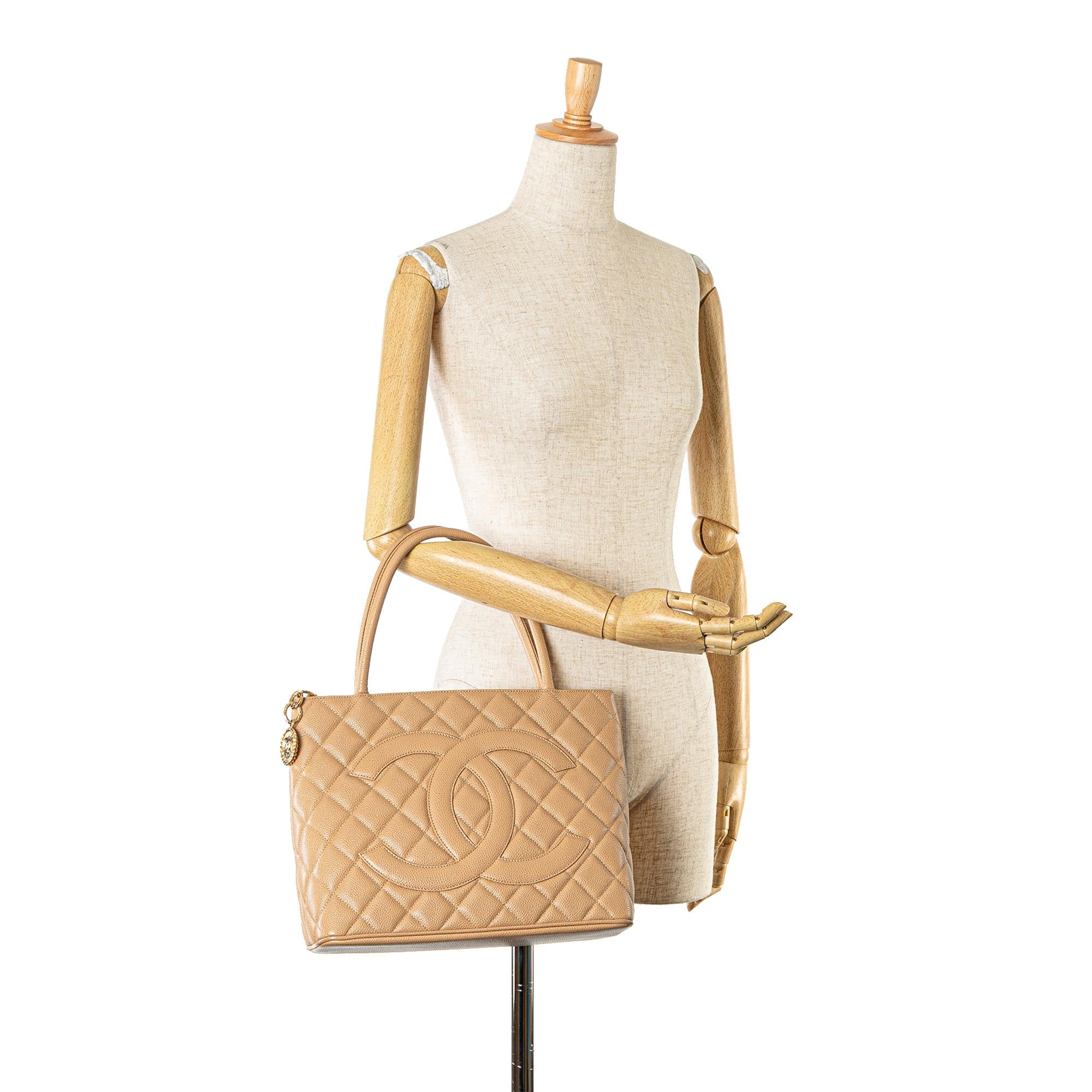 Chanel Caviar Medallion Tote (SHG-euar6e)