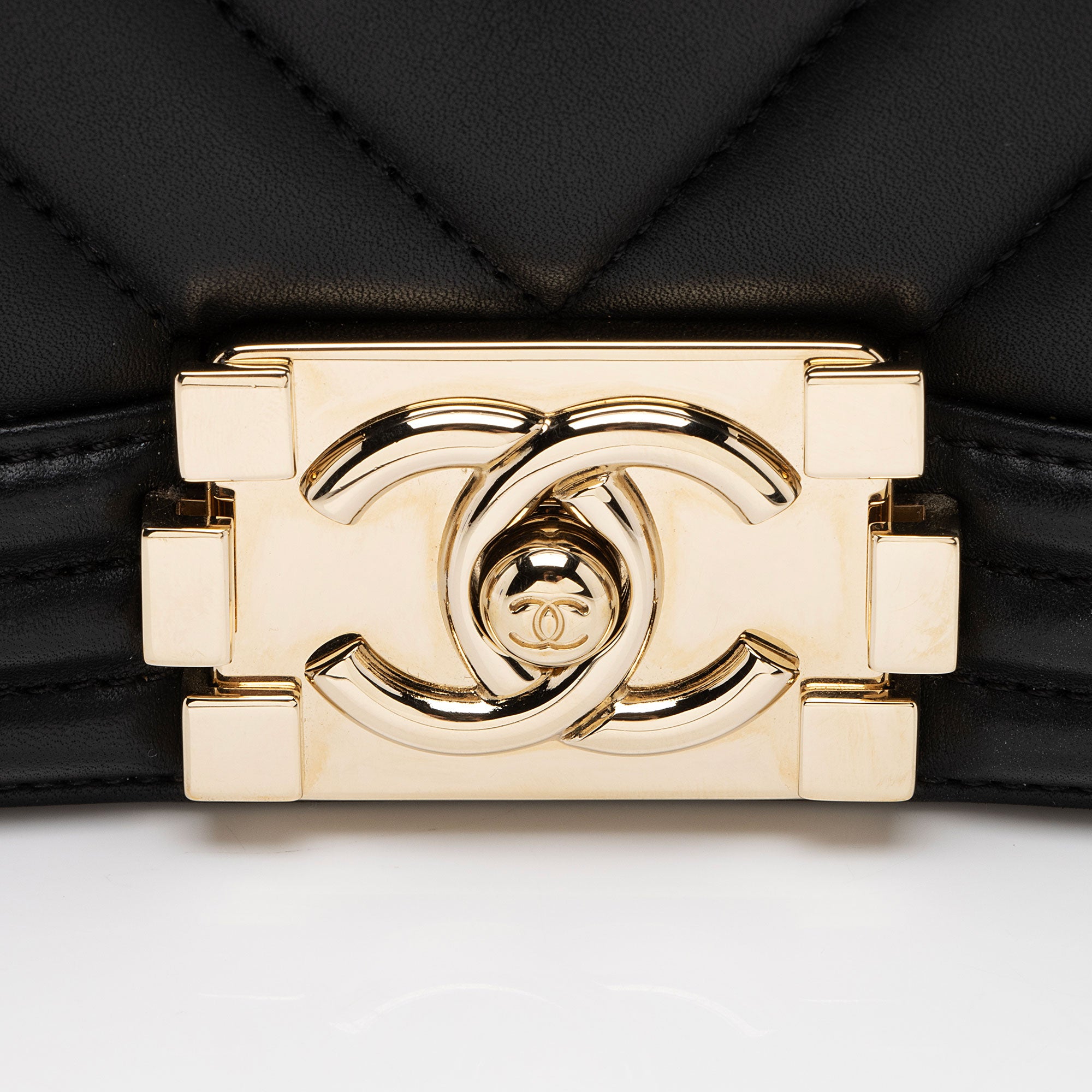 Chanel Chevron Lambskin New Medium Boy Bag (SHF-KOMM25)