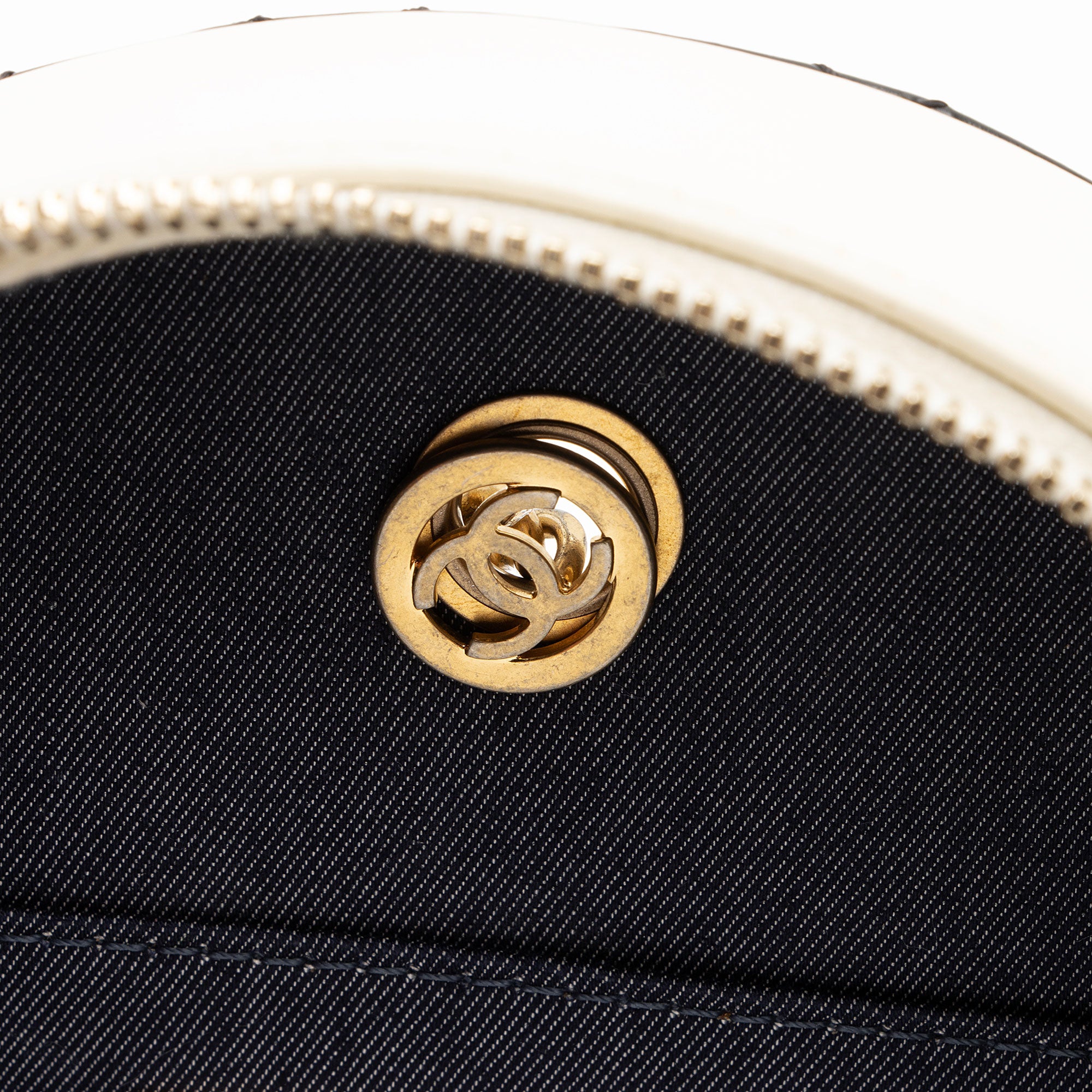 Chanel Crumpled Calfskin En Vogue Round Shoulder Bag