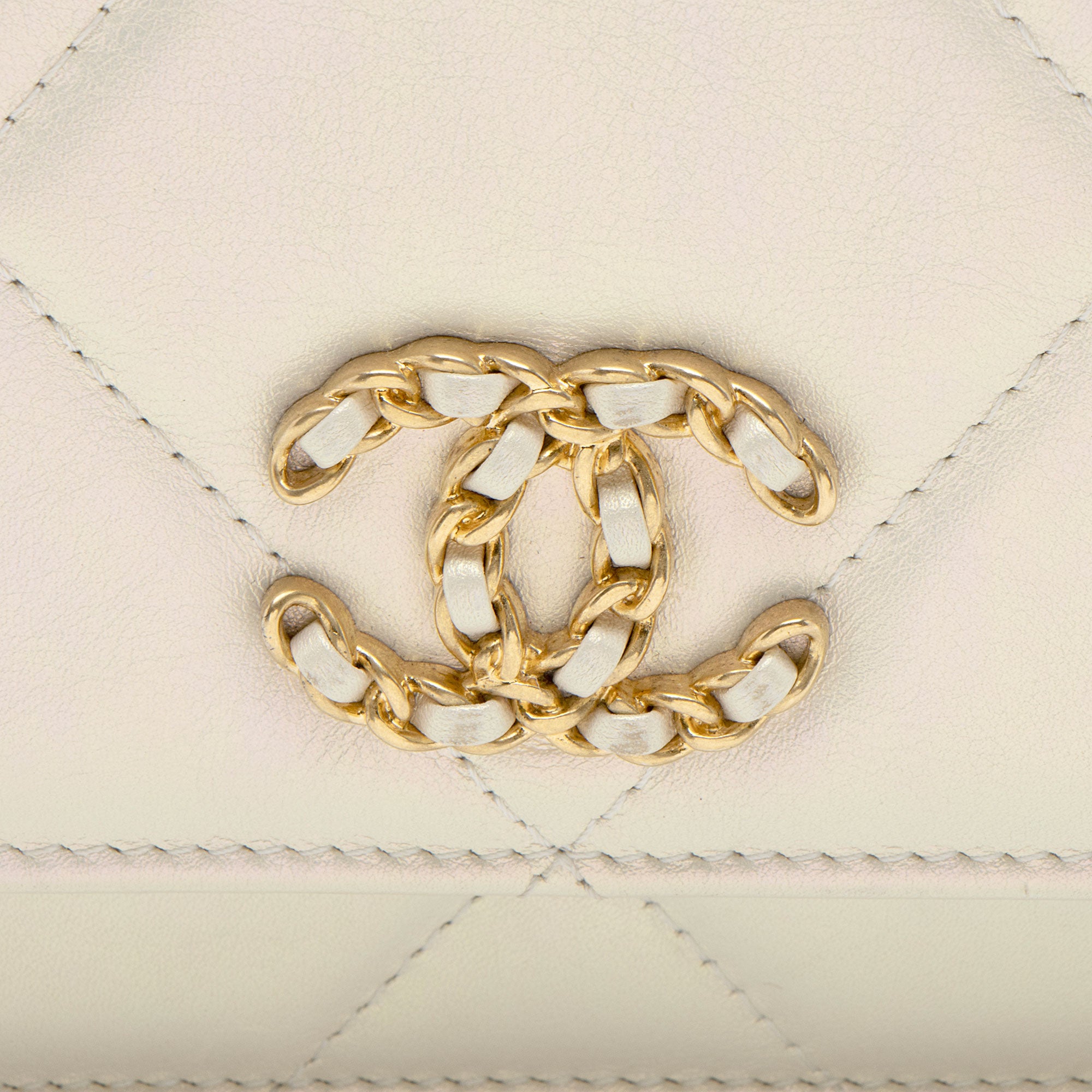 Chanel Iridescent Lambskin 19 Wallet on Chain (SHF-Q3iEEa)