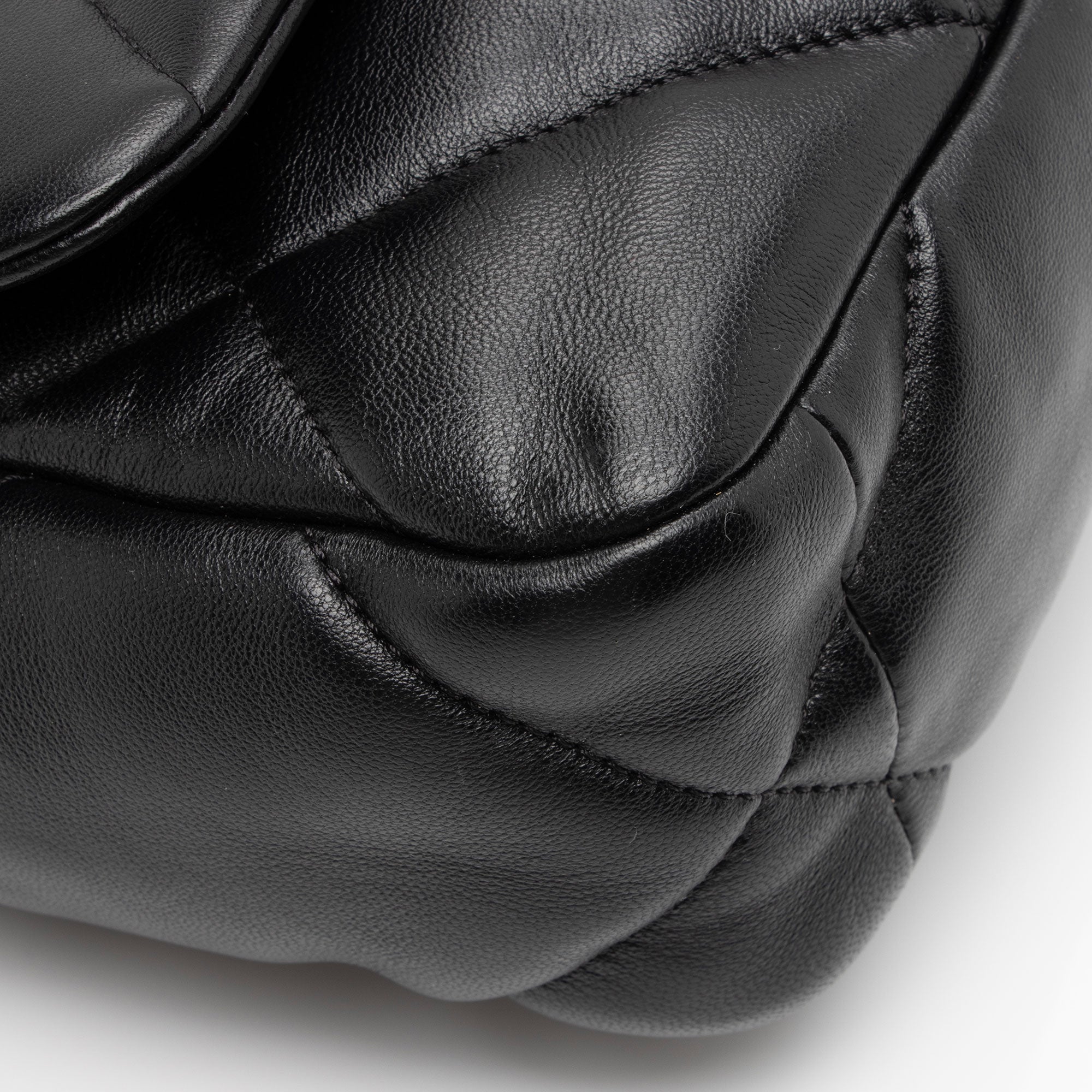 Chanel Lambskin 19 Medium Flap Shoulder Bag (SHF-boGp4i)