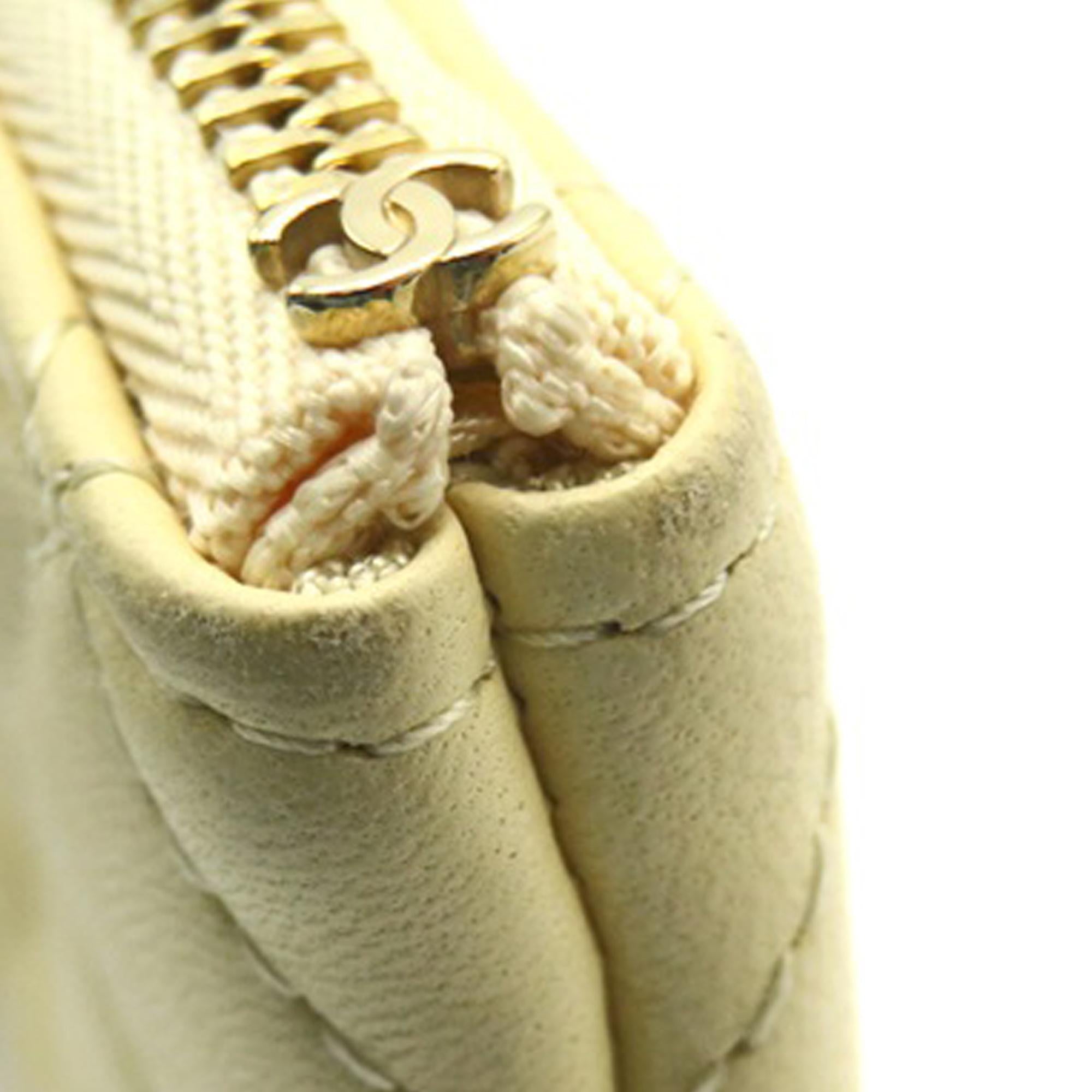 Chanel Lambskin Mini O Case Pouch (SHG-ubGuHV)