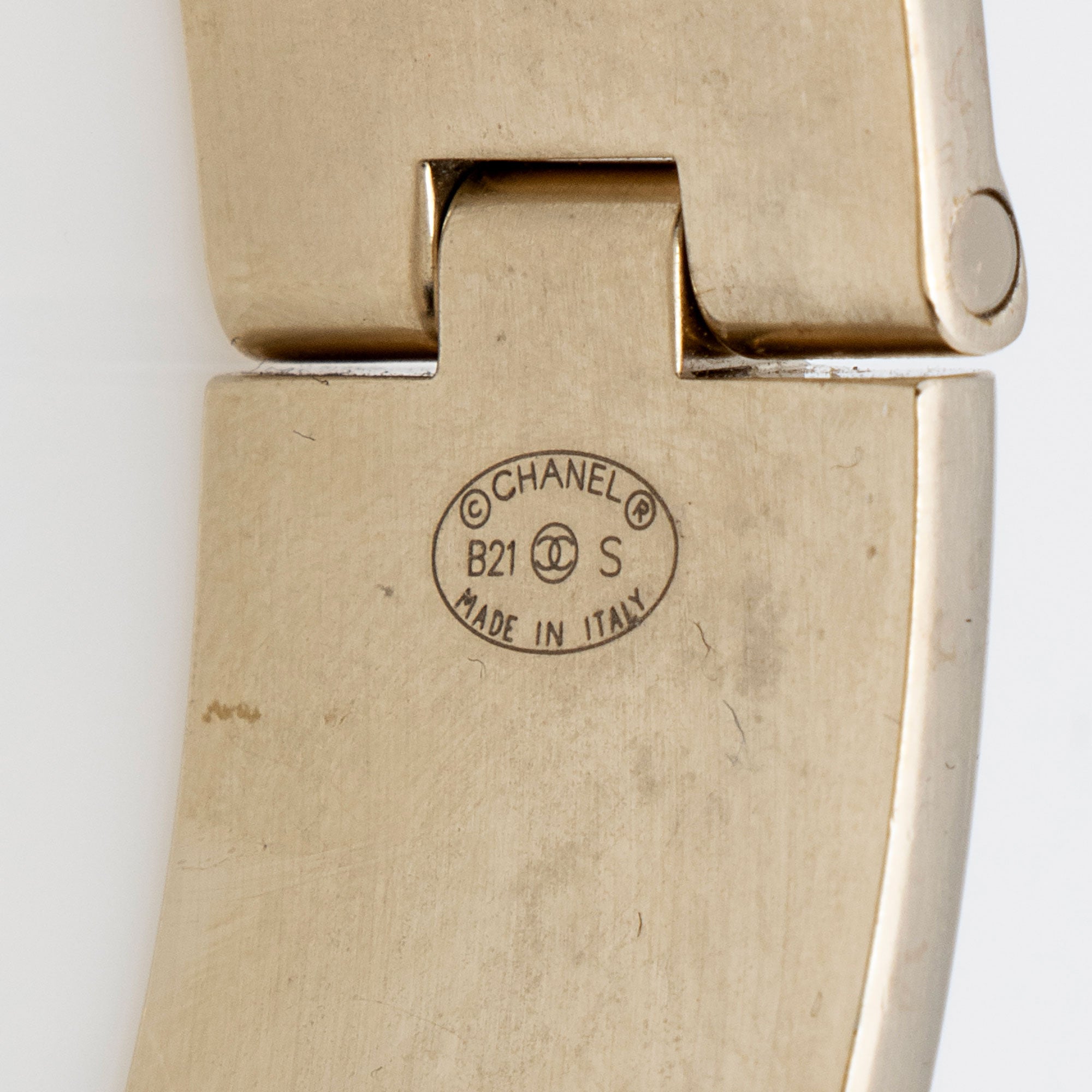 Chanel Leather CC Turnlock Narrow Cuff Bracelet (SHF-yDVGhV)