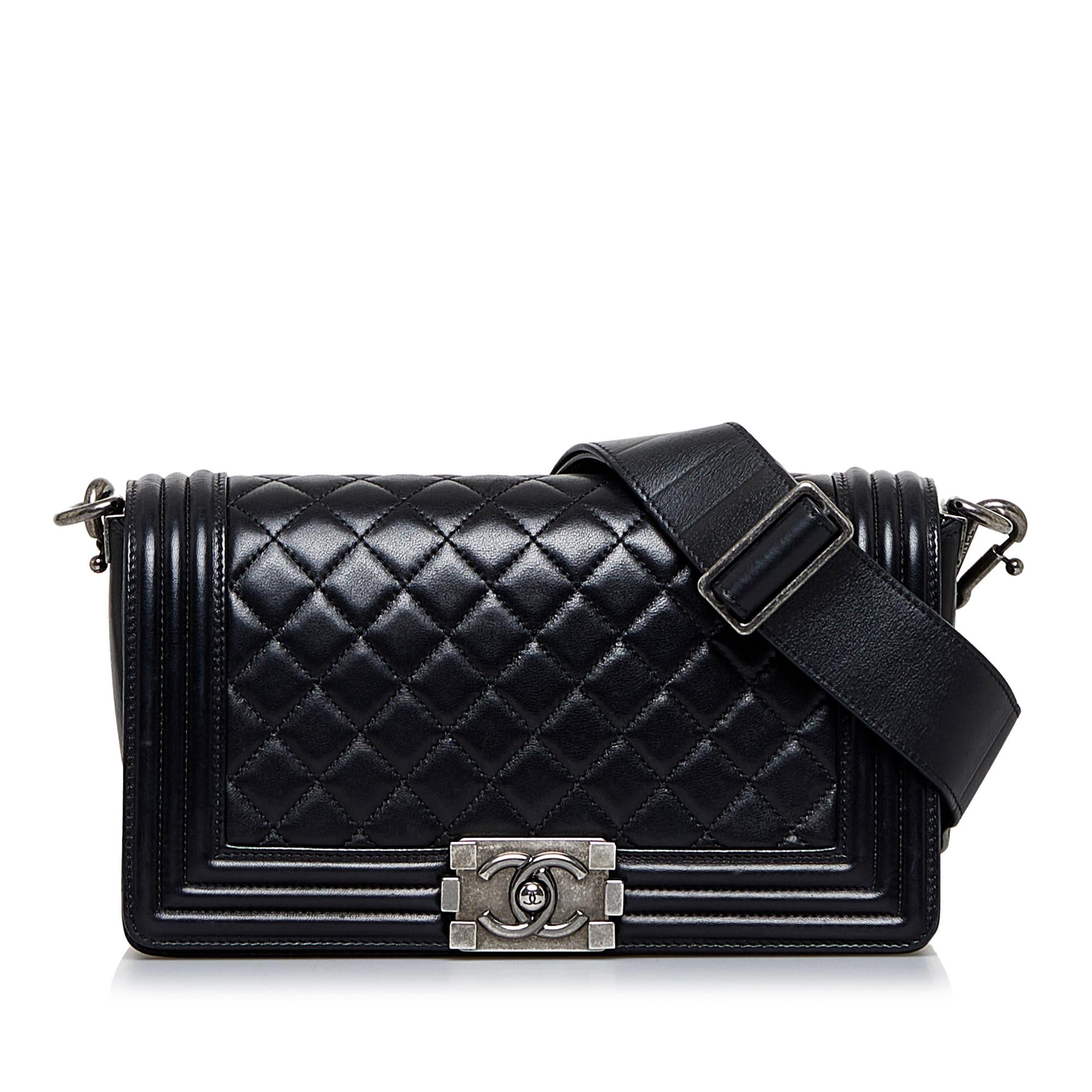 Chanel Medium Boy Bag (SHG-BOOAMQ)