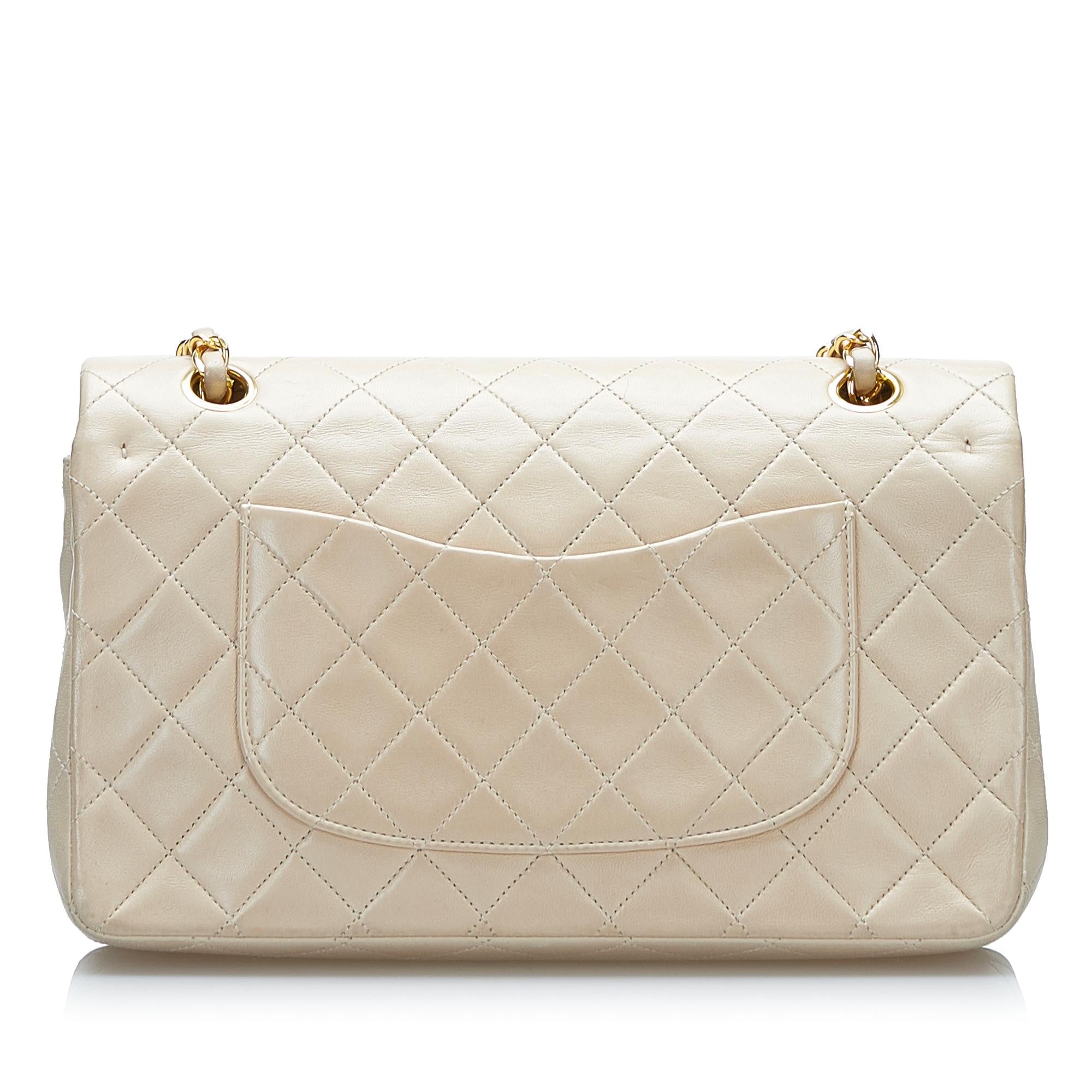 Chanel Medium Classic Lambskin Double Flap (SHG-YJk0lm)