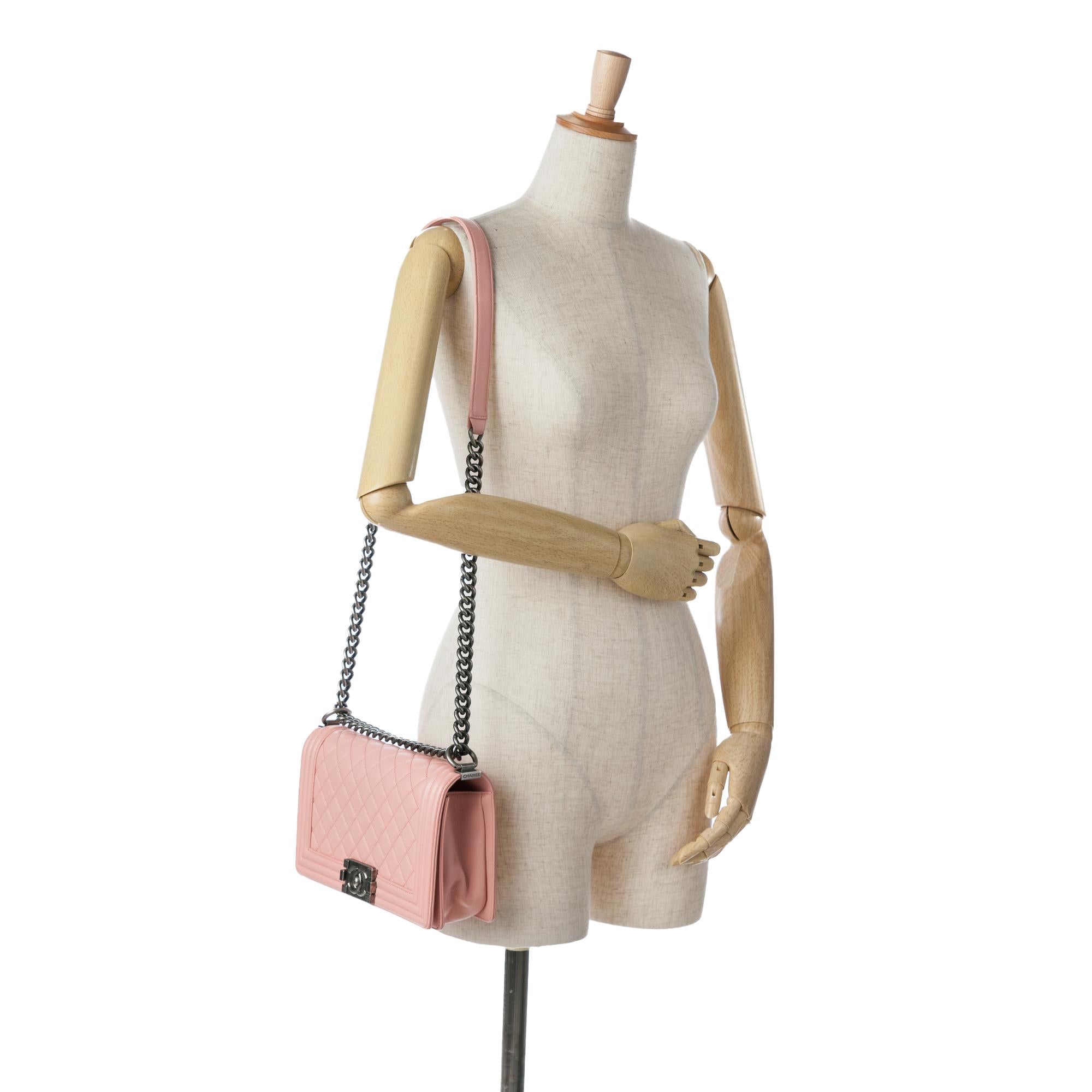 Chanel Medium Lambskin Boy Flap (SHG-eHjD9I)