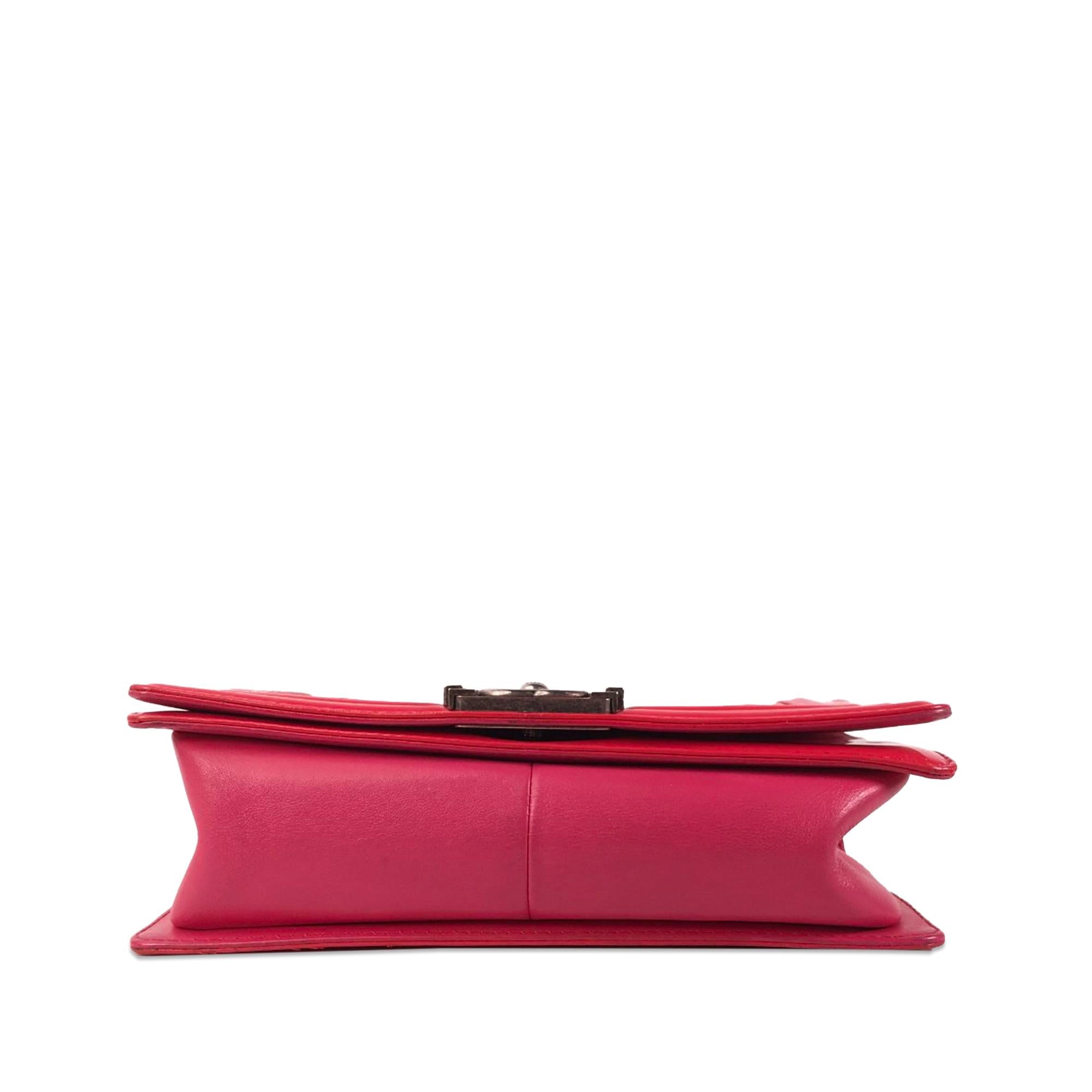 Chanel Medium Patent Boy Flap (SHG-Q9F2oG)