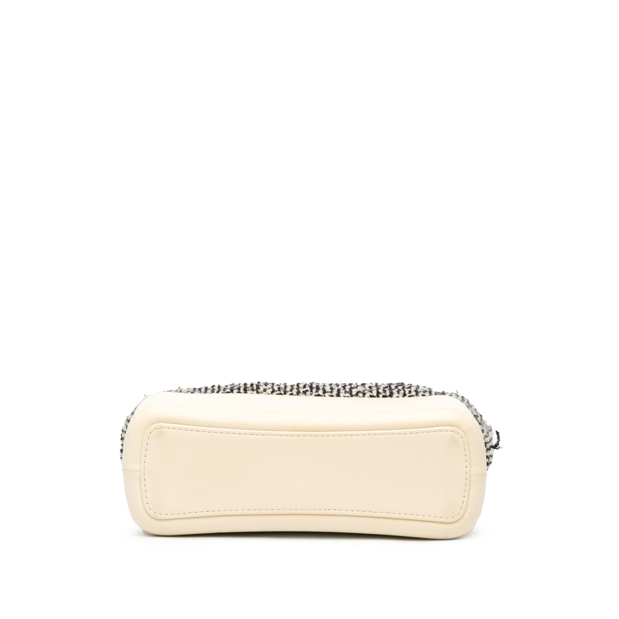 Chanel Medium Tweed and Lambskin Gabrielle Crossbody (SHG-gi8Xjt)
