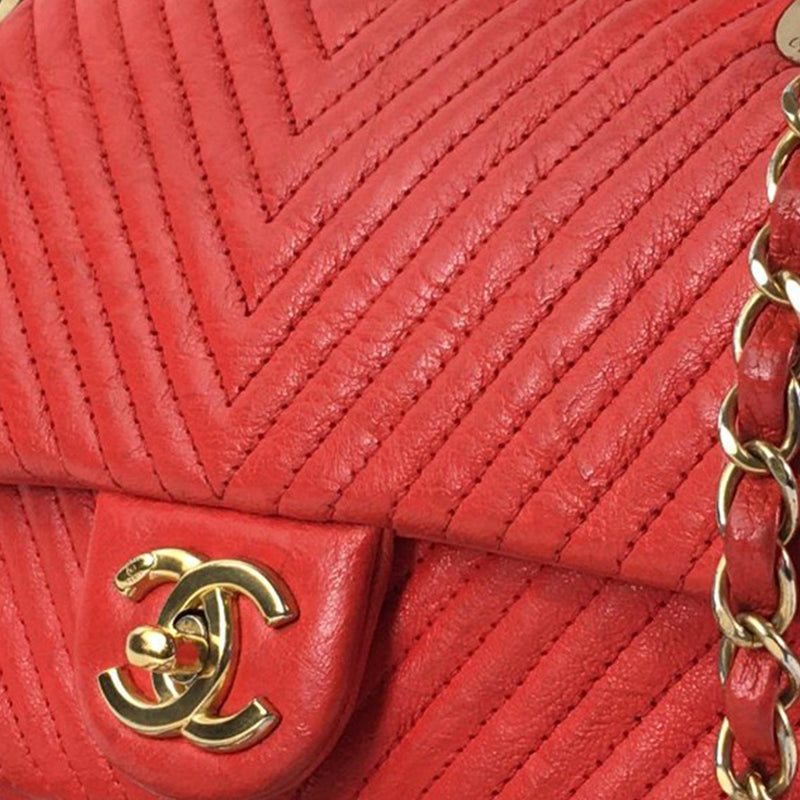 Chanel Medium Wrinkled Calfskin Quilted Chevron Medallion Charm Surpique Flap (SHG-Xm49iv)