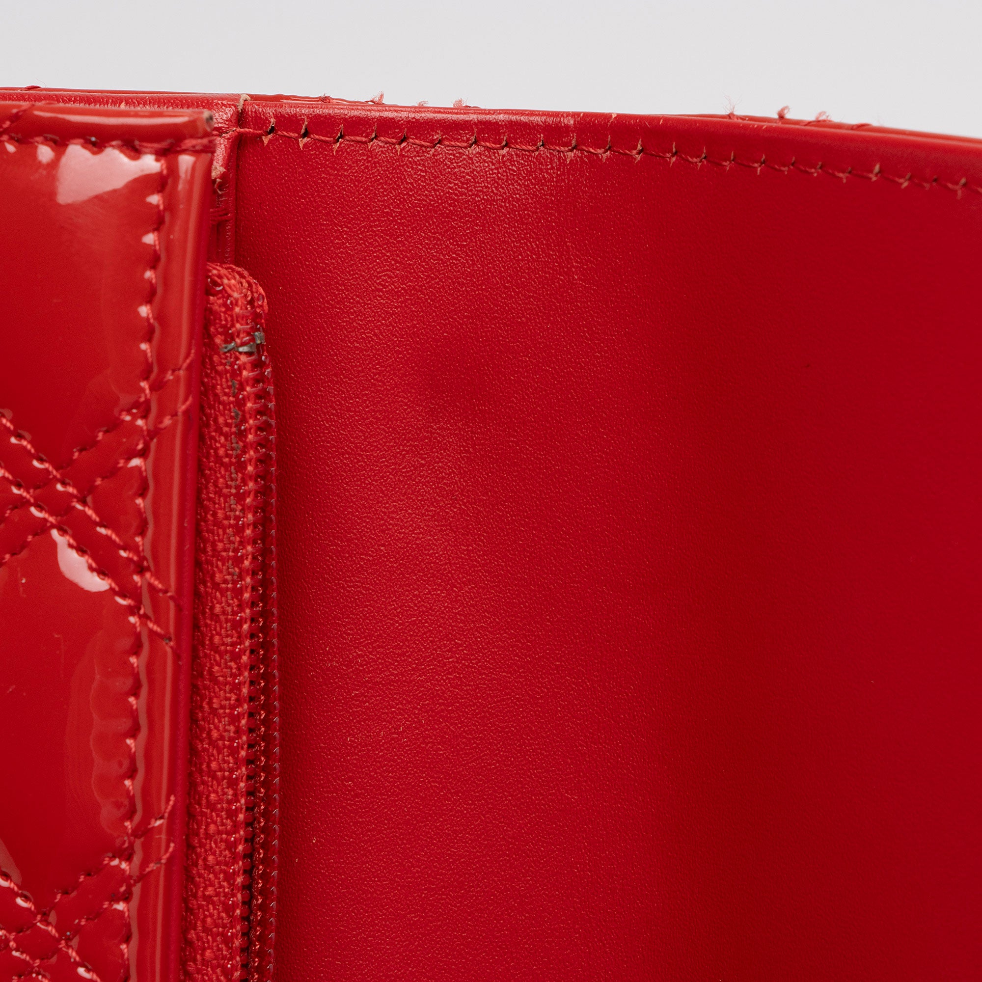 Chanel Patent Leather Diamond Stitch Flap Wallet (SHF-Ql4n4i)