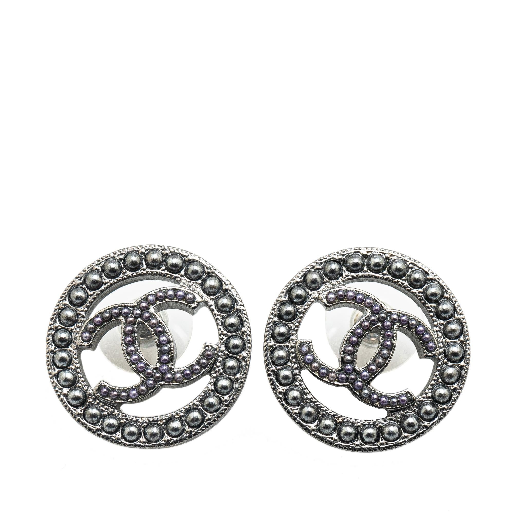 Chanel Ruthenium Pearl CC Round Push Back Earrings (SHG-Y0WMQt)