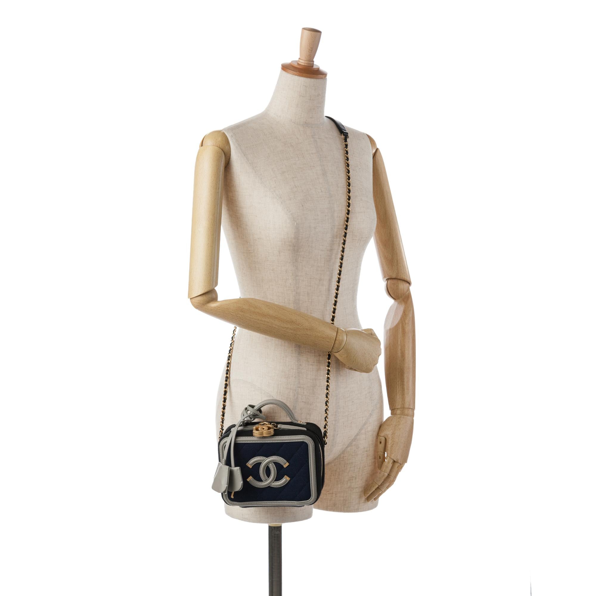 Chanel Small Jersey CC Filigree Vanity Case (SHG-BKQMVd)