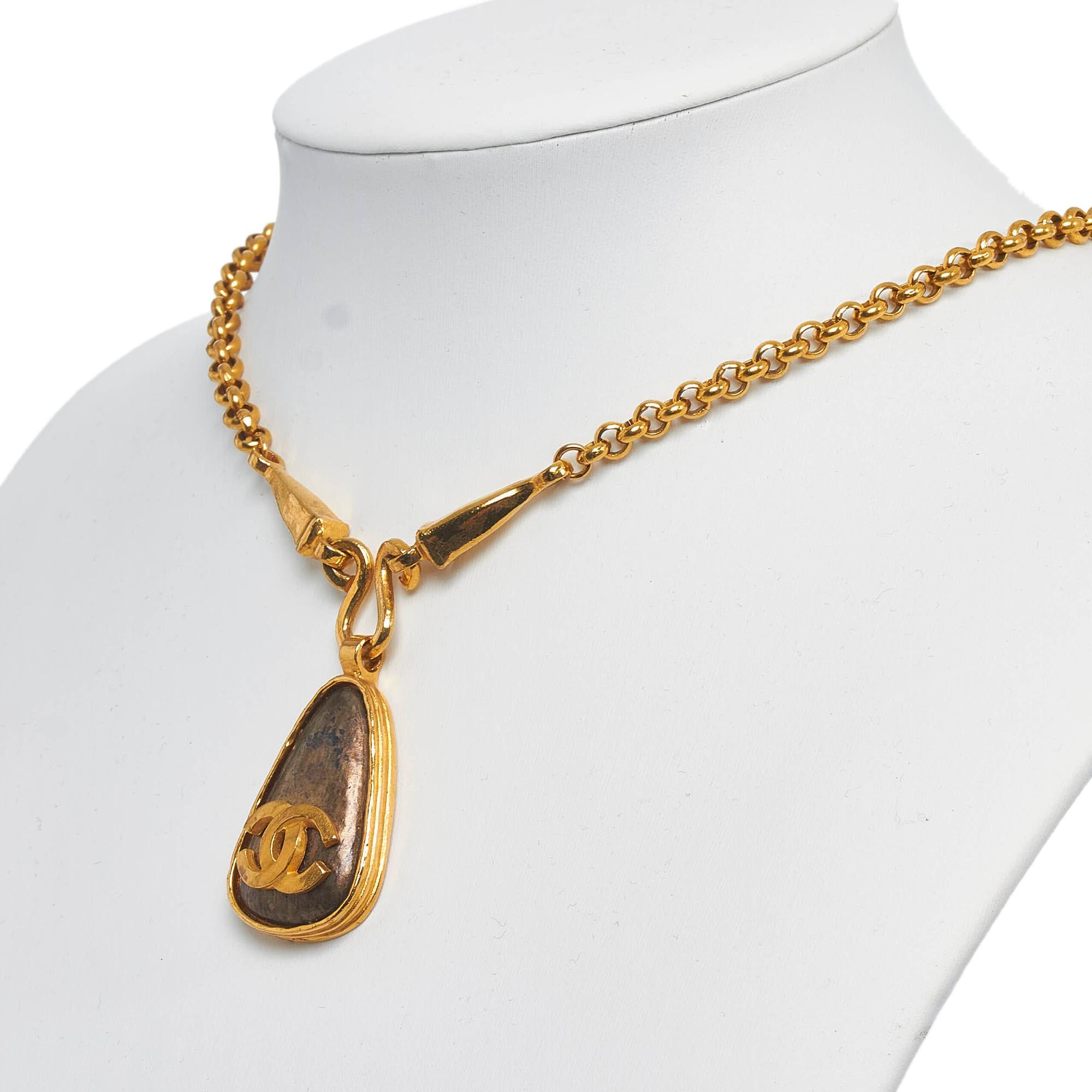 Chanel Teardrop CC Logo Pendant Necklace (SHG-ziyd90)