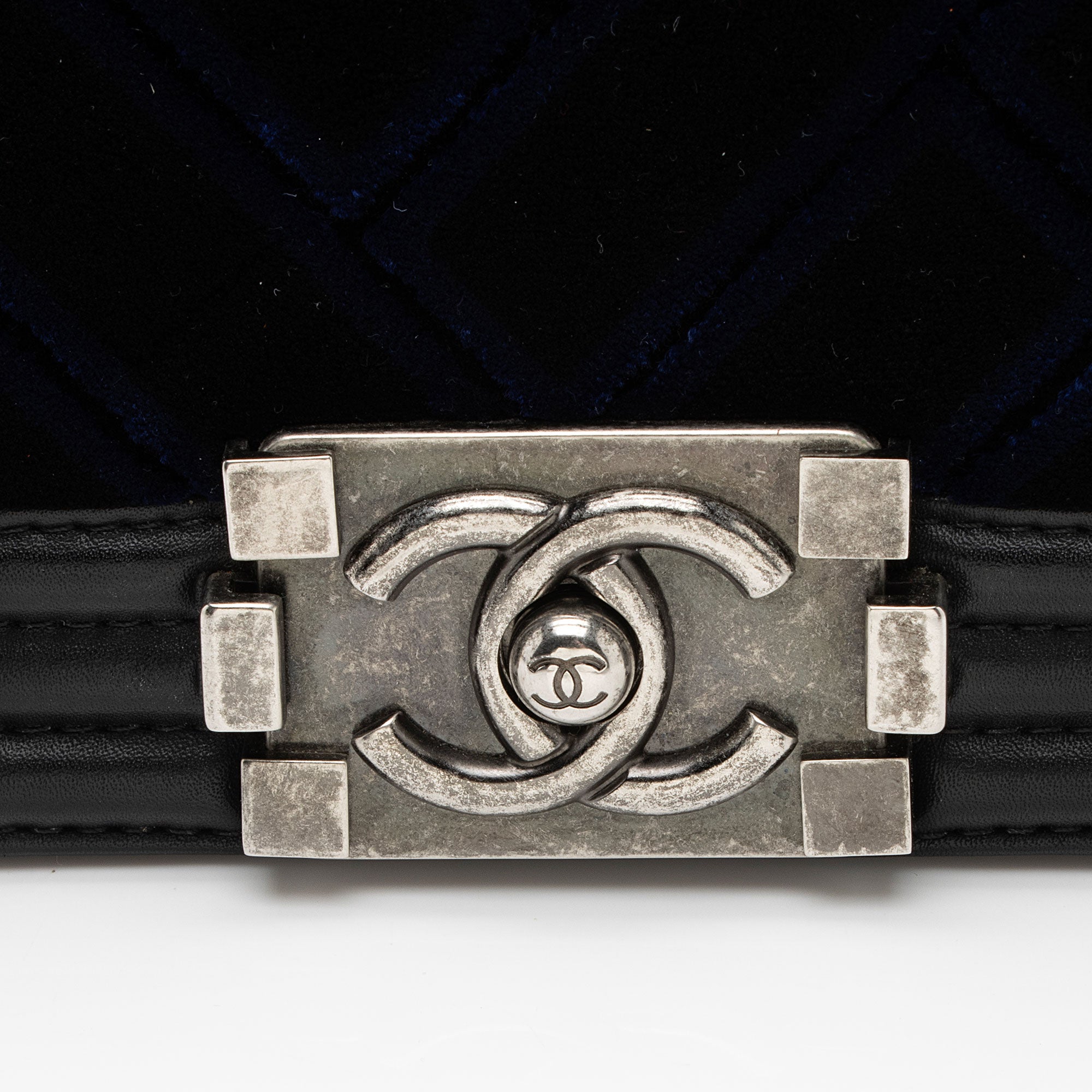 Chanel Velvet Quilted Old Medium Boy Bag (SHF-yjKLJH)