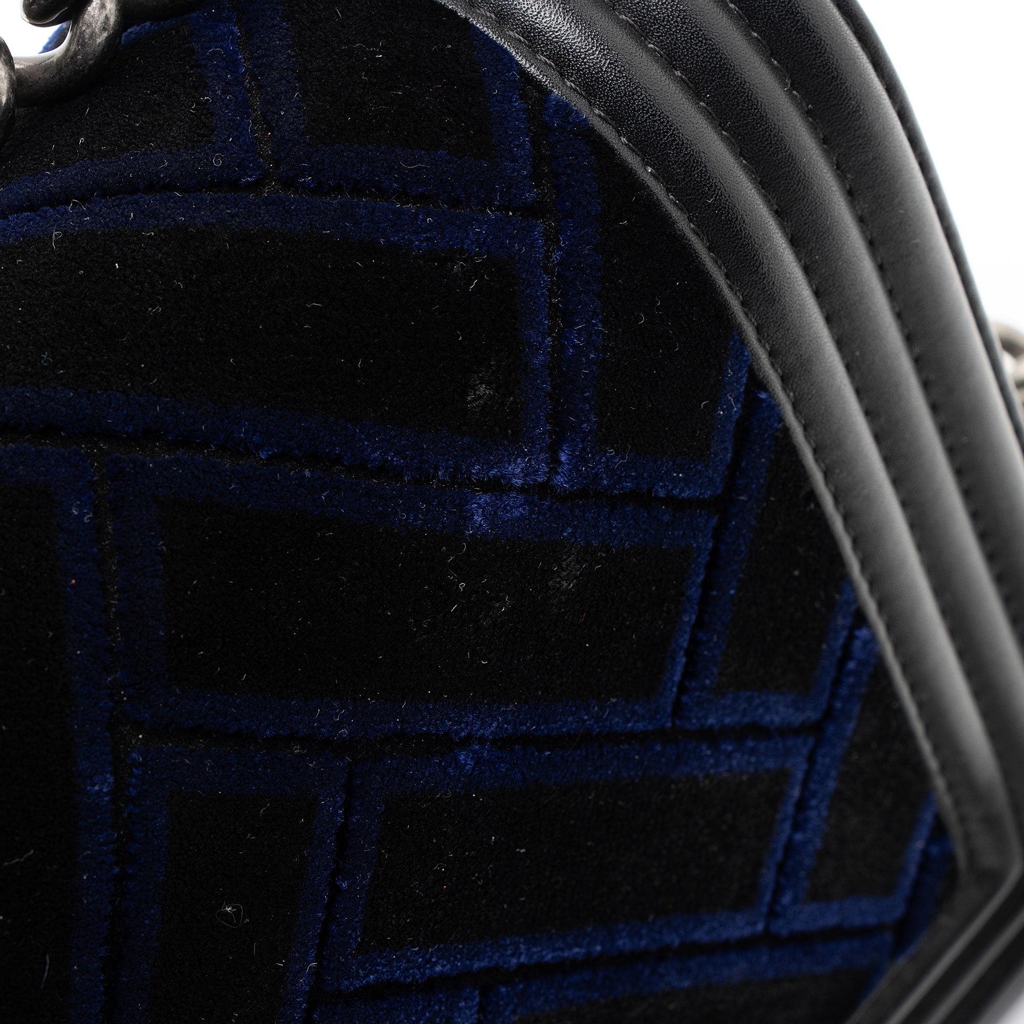 Chanel Velvet Quilted Old Medium Boy Bag (SHF-yjKLJH)