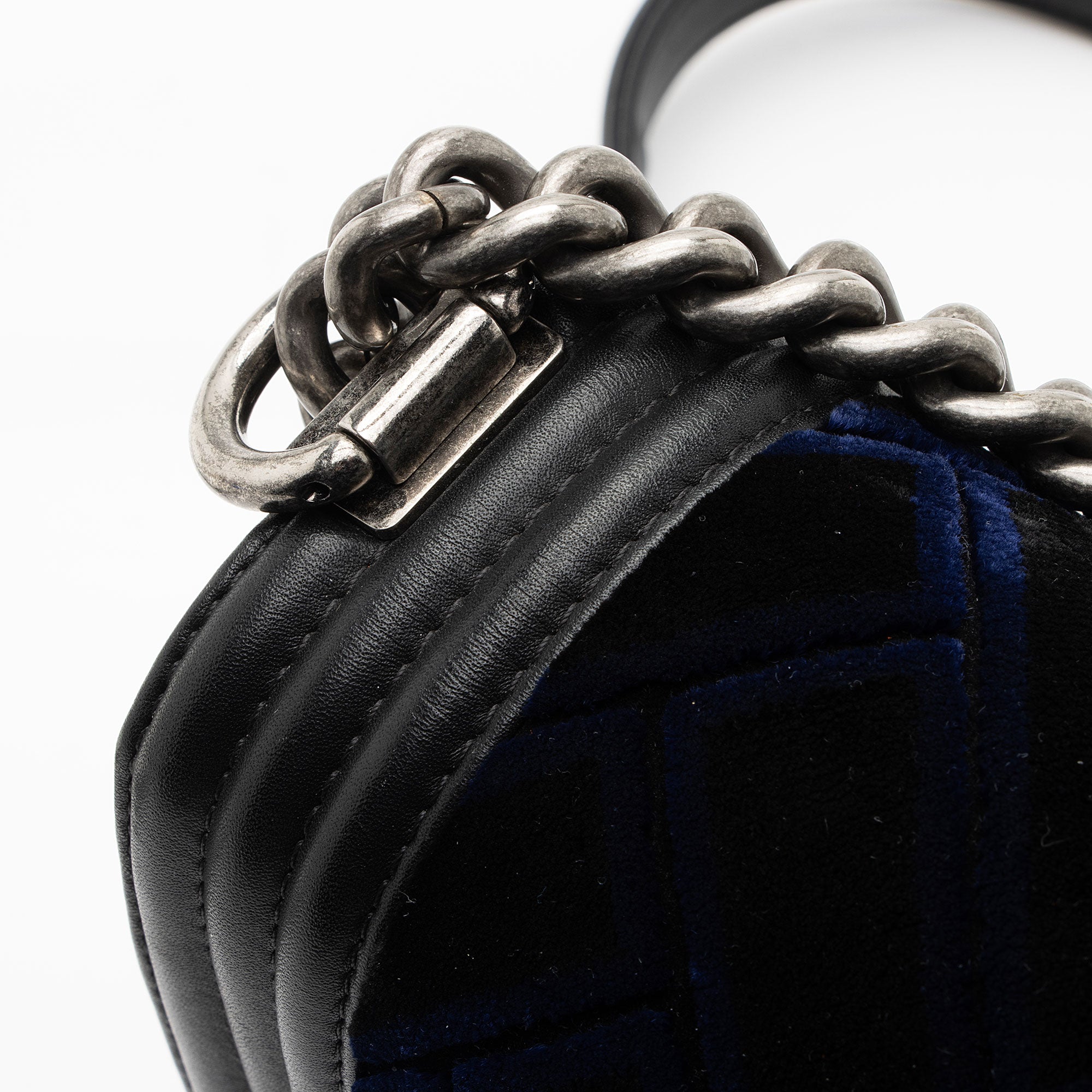 Chanel Velvet Quilted Old Medium Boy Bag (SHF-yjKLJH)