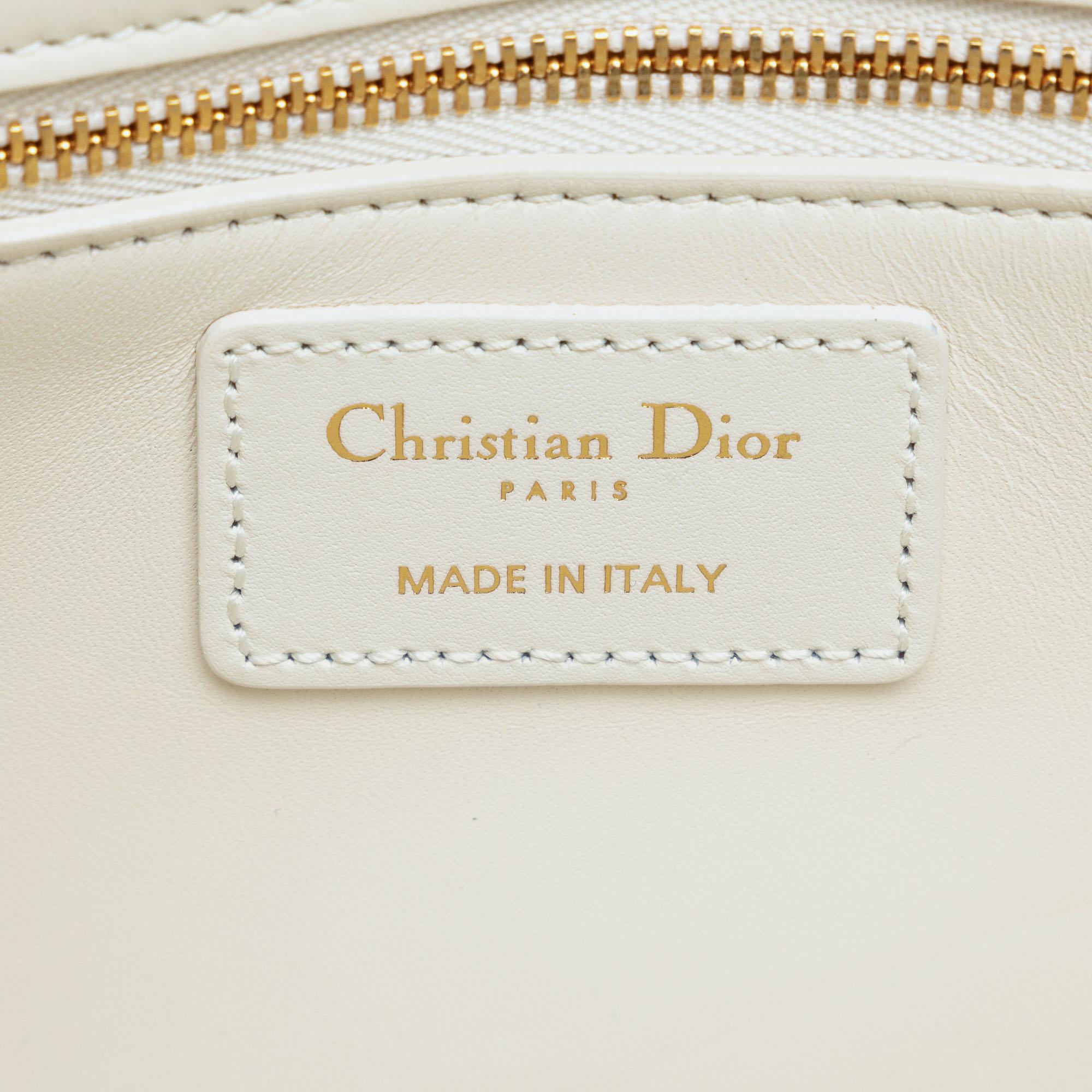 Dior 30 MONTAIGNE コンパクトウォレット 白 ディオール】の財布。ロマンティックなムードが急上昇！ ホワイト