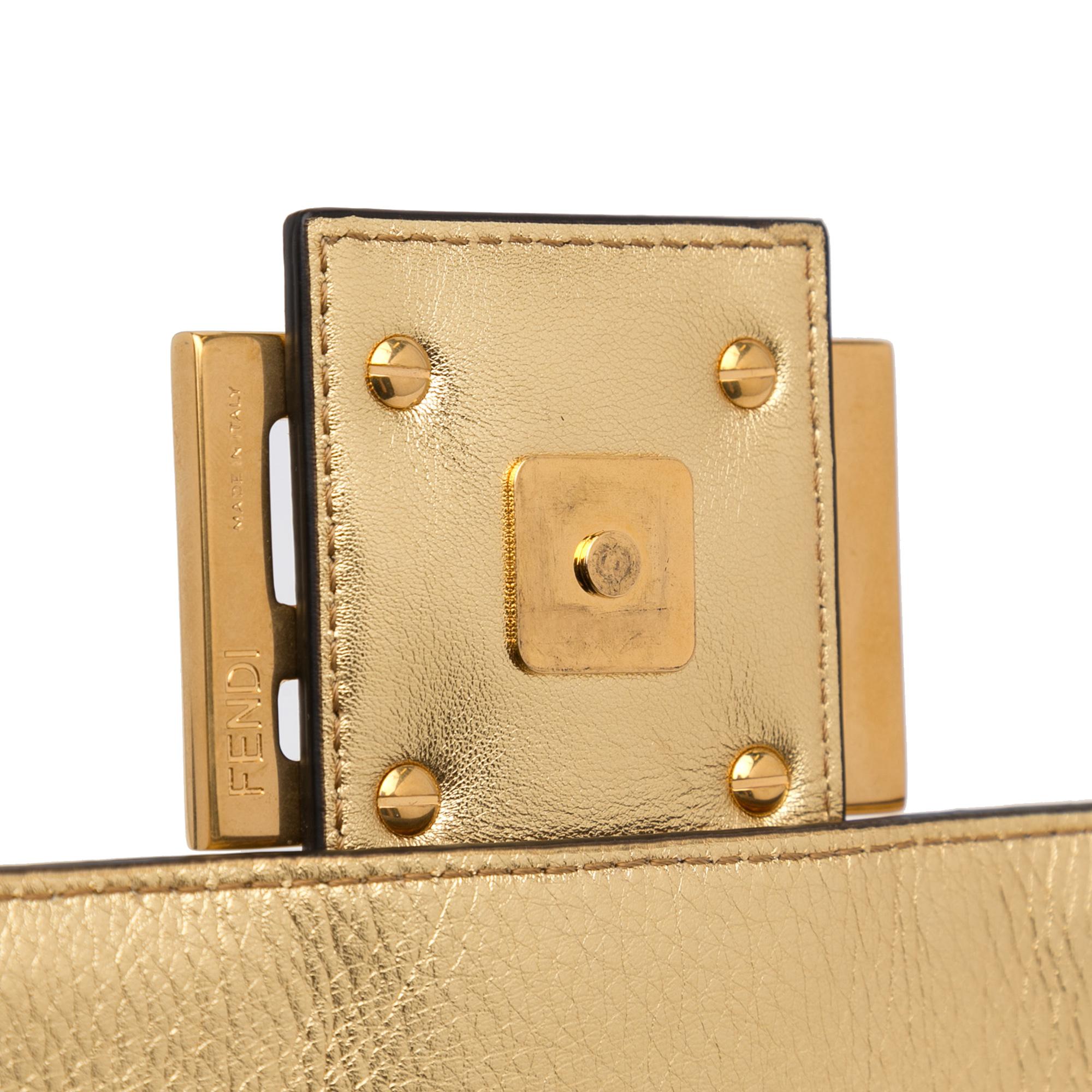 Fendi Large Embossed Zucca Baguette (SHG-ZcKJ66)