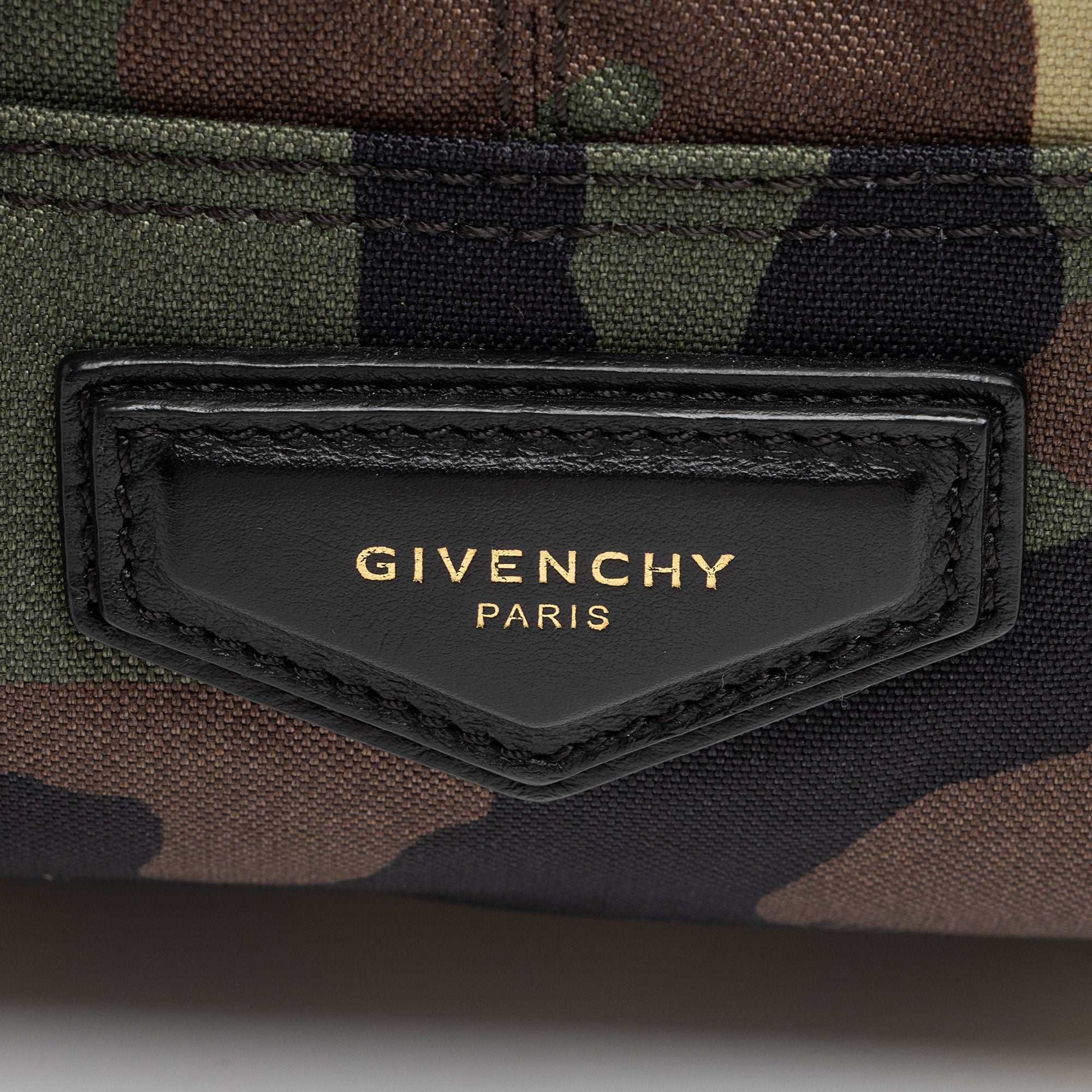 Givenchy Nylon Camo Tote (SHF-qnXYVI)