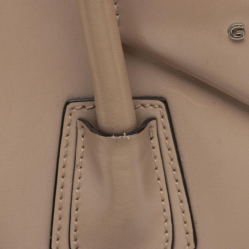 Givenchy Glazed Leather Antigona Small Satchel (SHF-Tf0lMp)