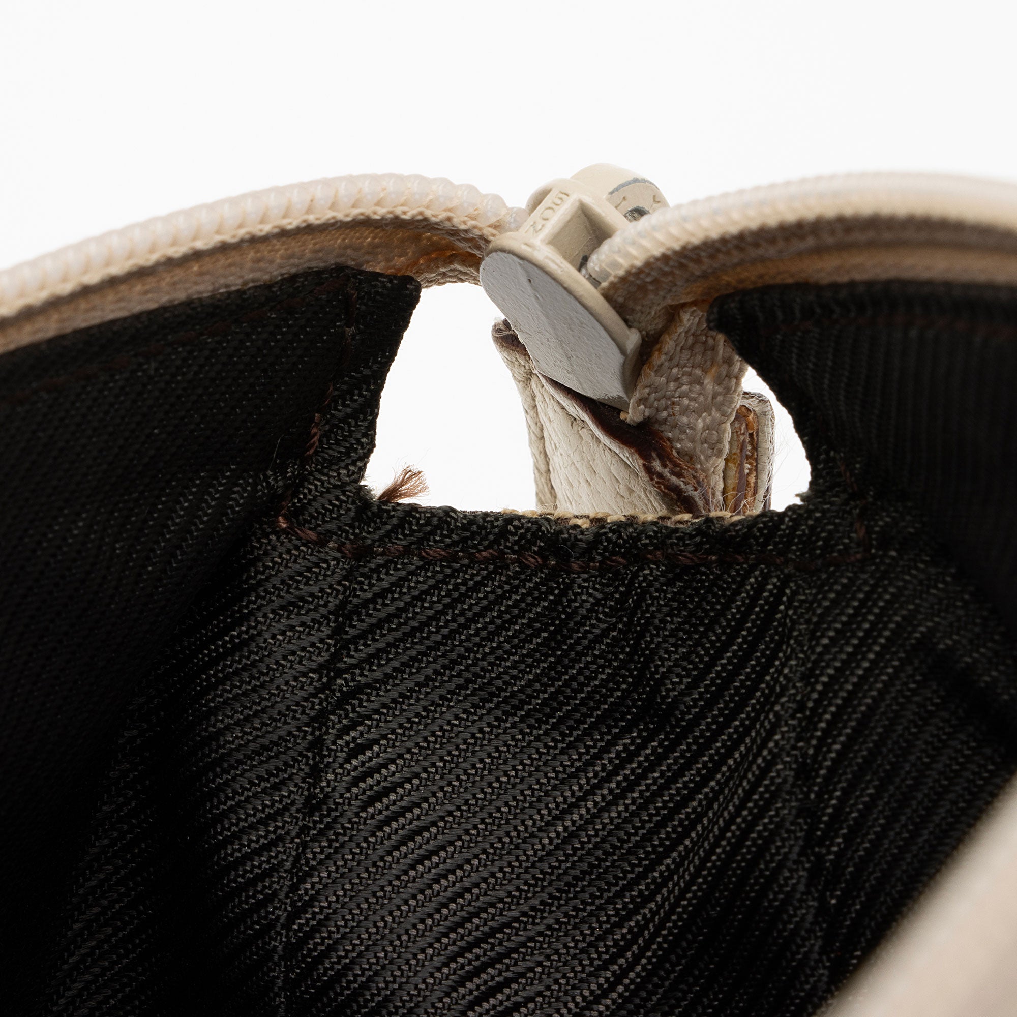 Gucci GG Canvas Abbey D Ring Pochette (SHF-1r8ajC)