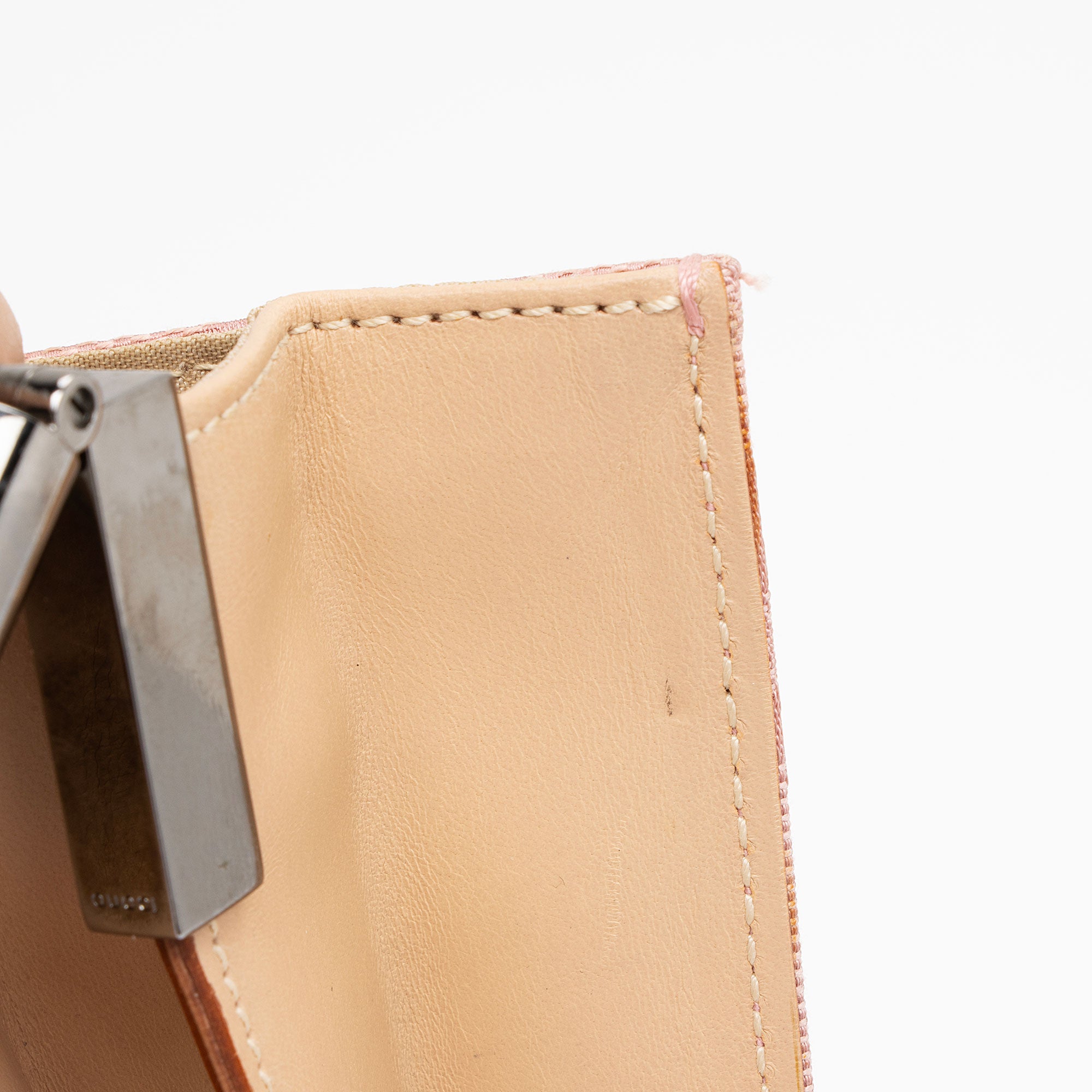 Gucci GG Canvas Charm Pochette Flap Bag (SHF-SXf0FO)