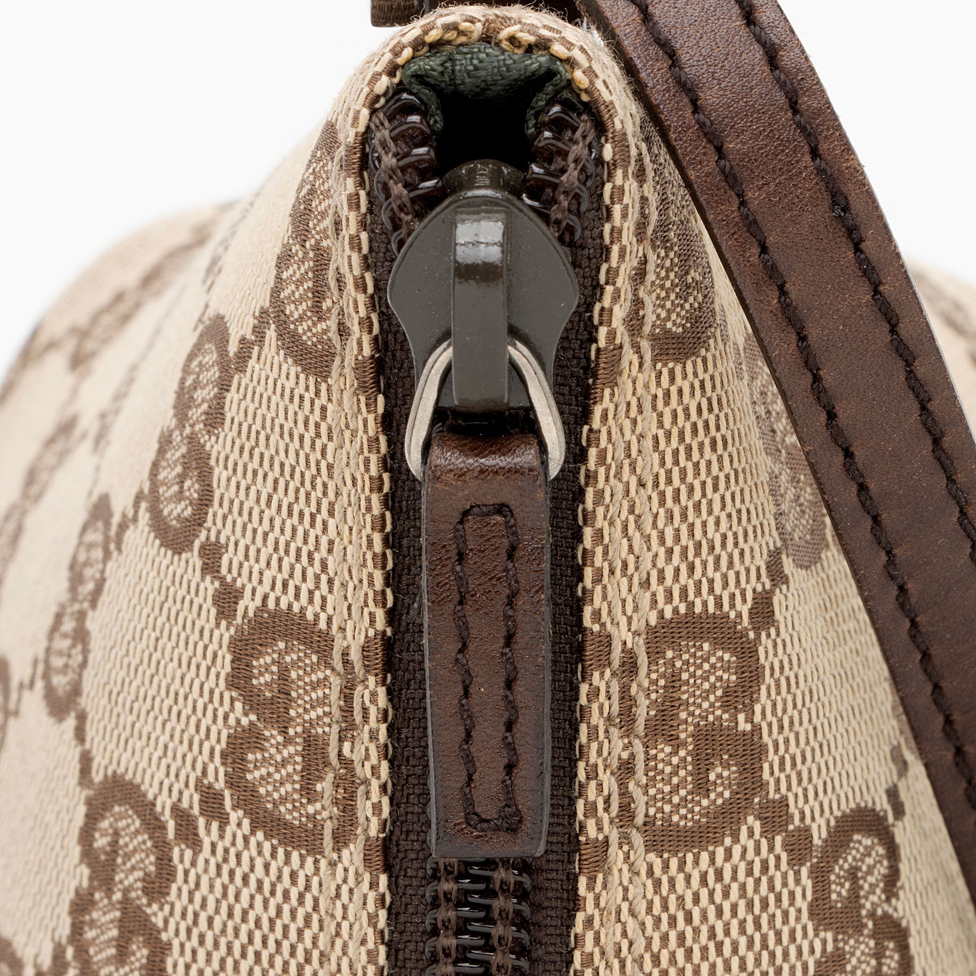 Gucci GG Canvas Classic Pochette (SHF-jRMlTd)