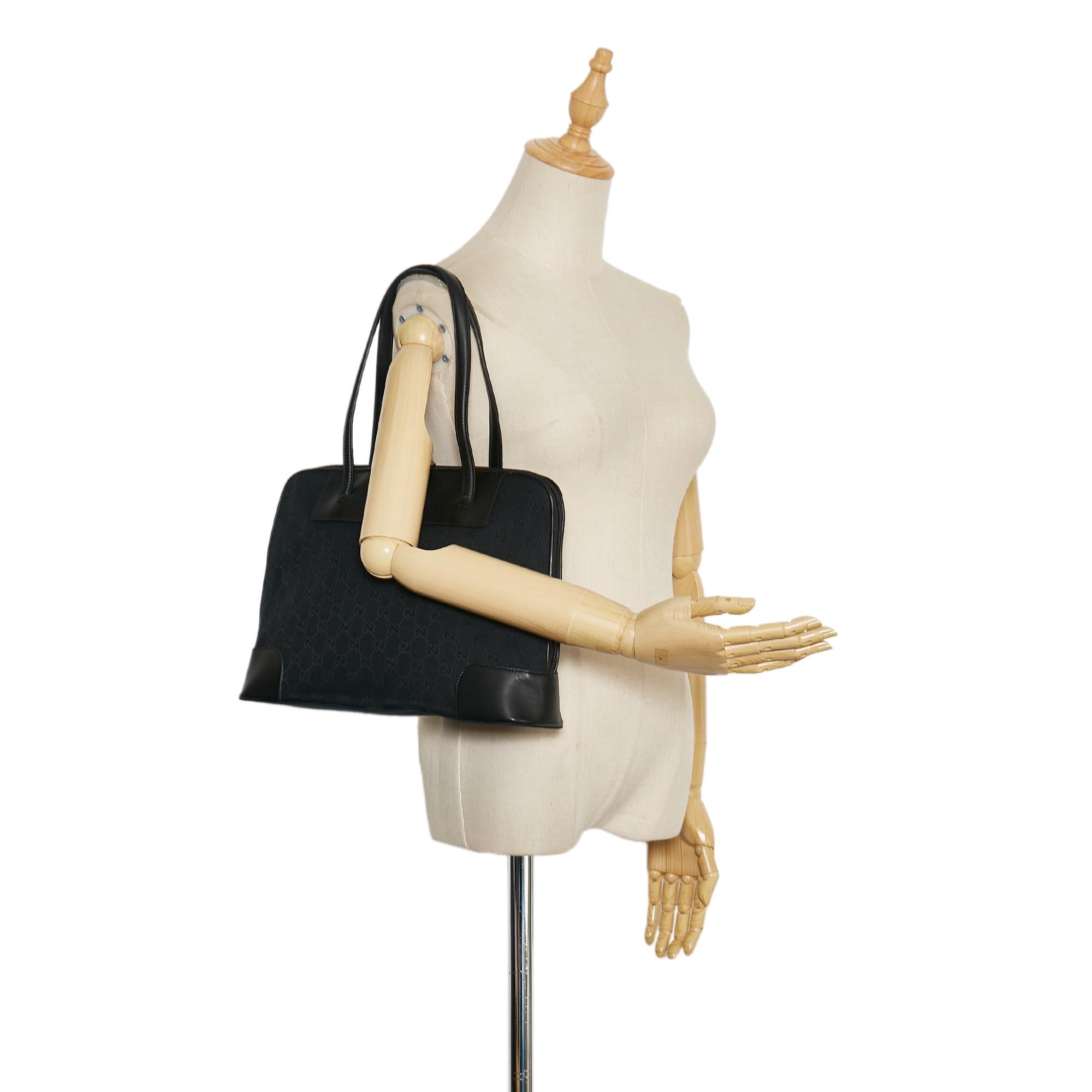 Gucci GG Canvas Shoulder Bag (SHG-A8NpEi)