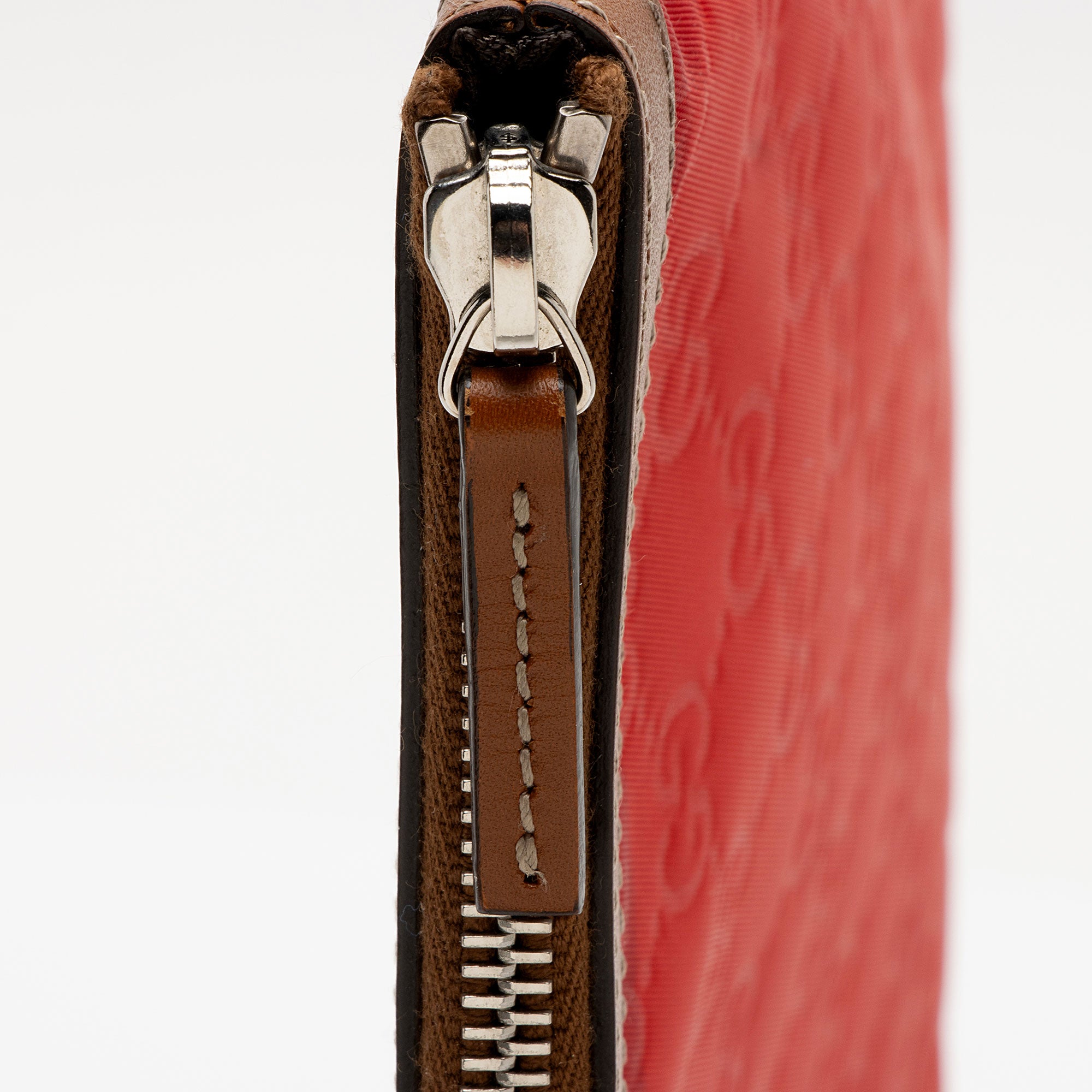 Gucci GG Nylon Zip Pouch (SHF-bnkYTZ)