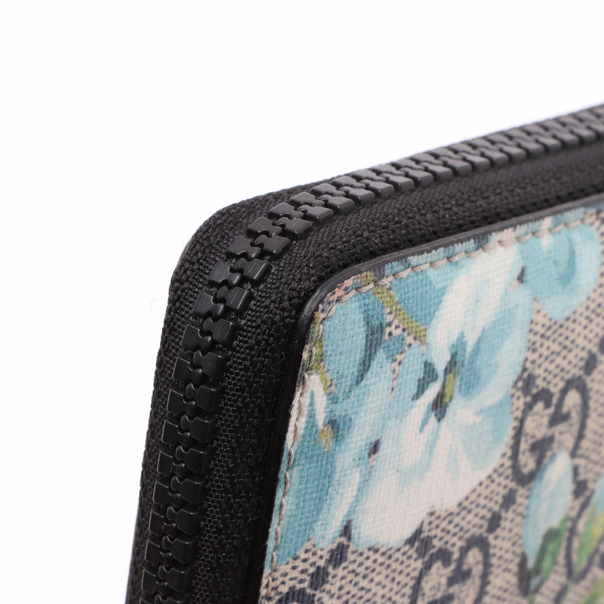 Gucci GG Supreme Blooms Zip Around Card Case
