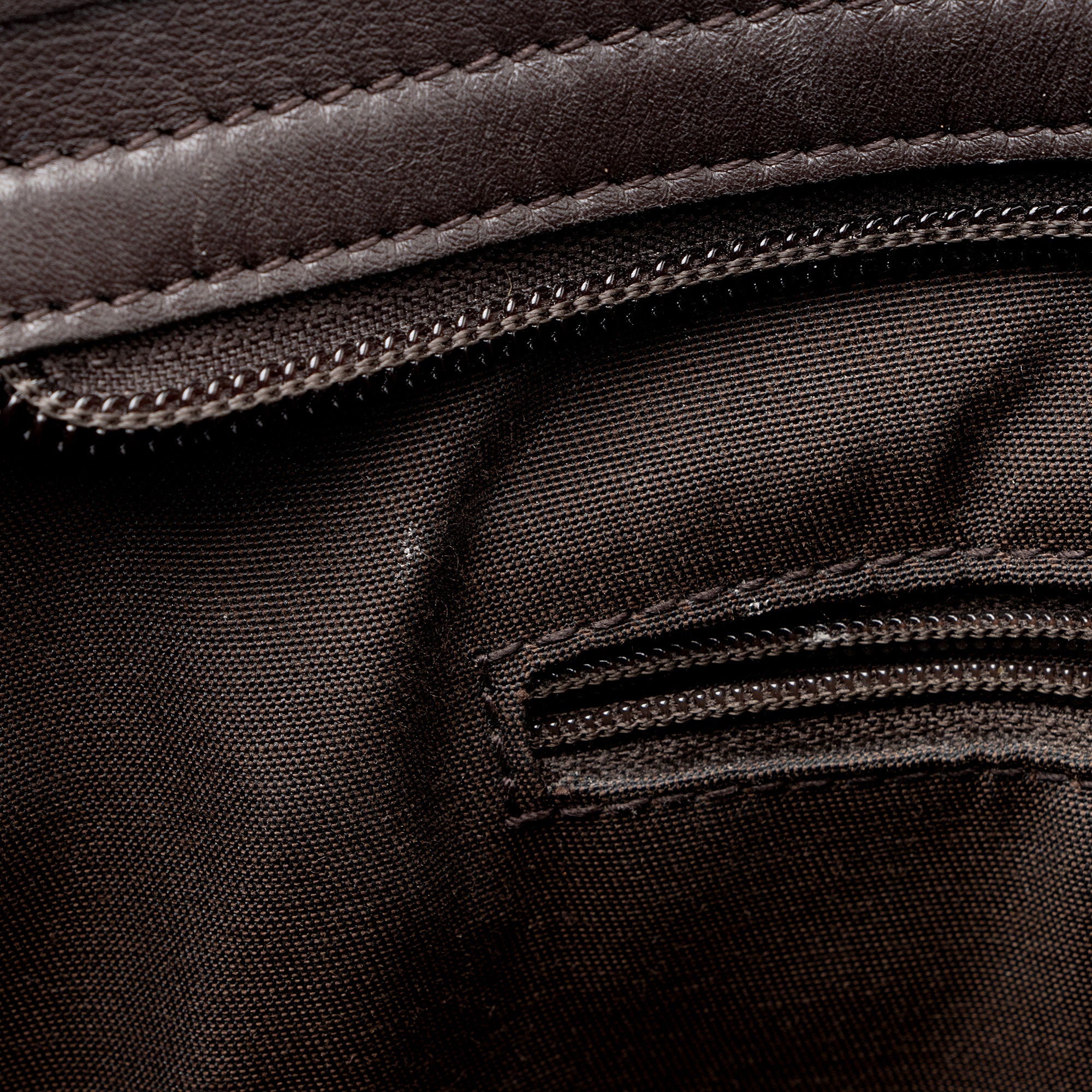 Gucci GG Supreme Classic Flat Medium Messenger Bag (SHF-z1jpvQ)