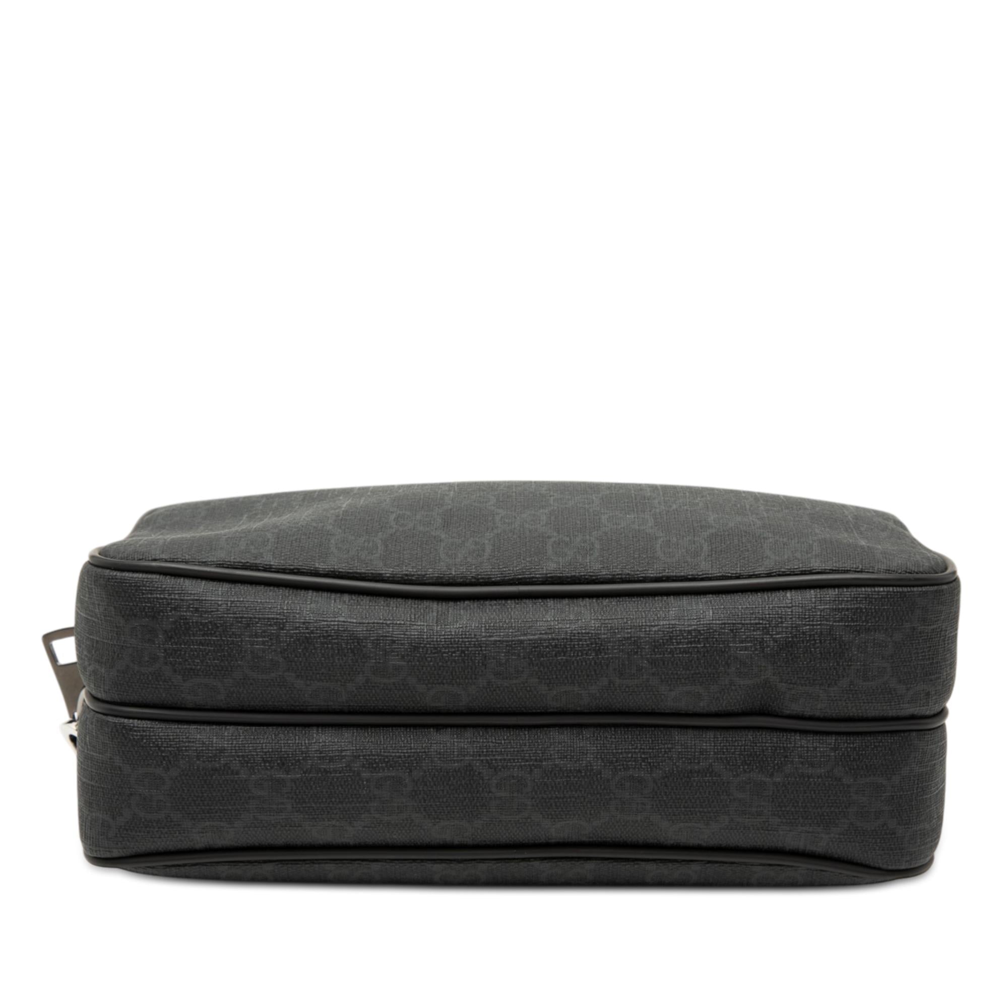 Gucci GG Supreme Clutch