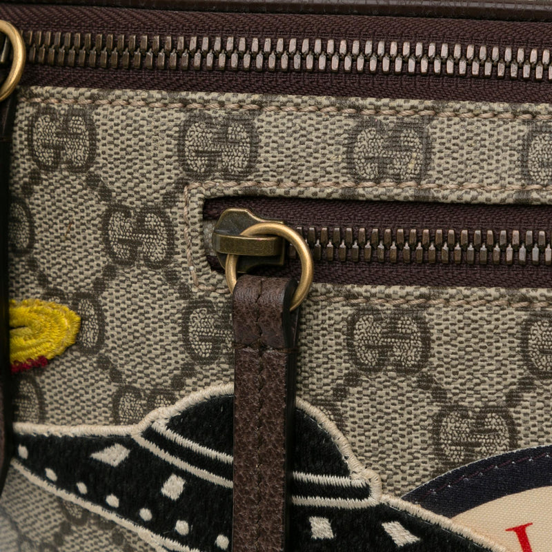 Gucci courrier gg supreme pouch best sale