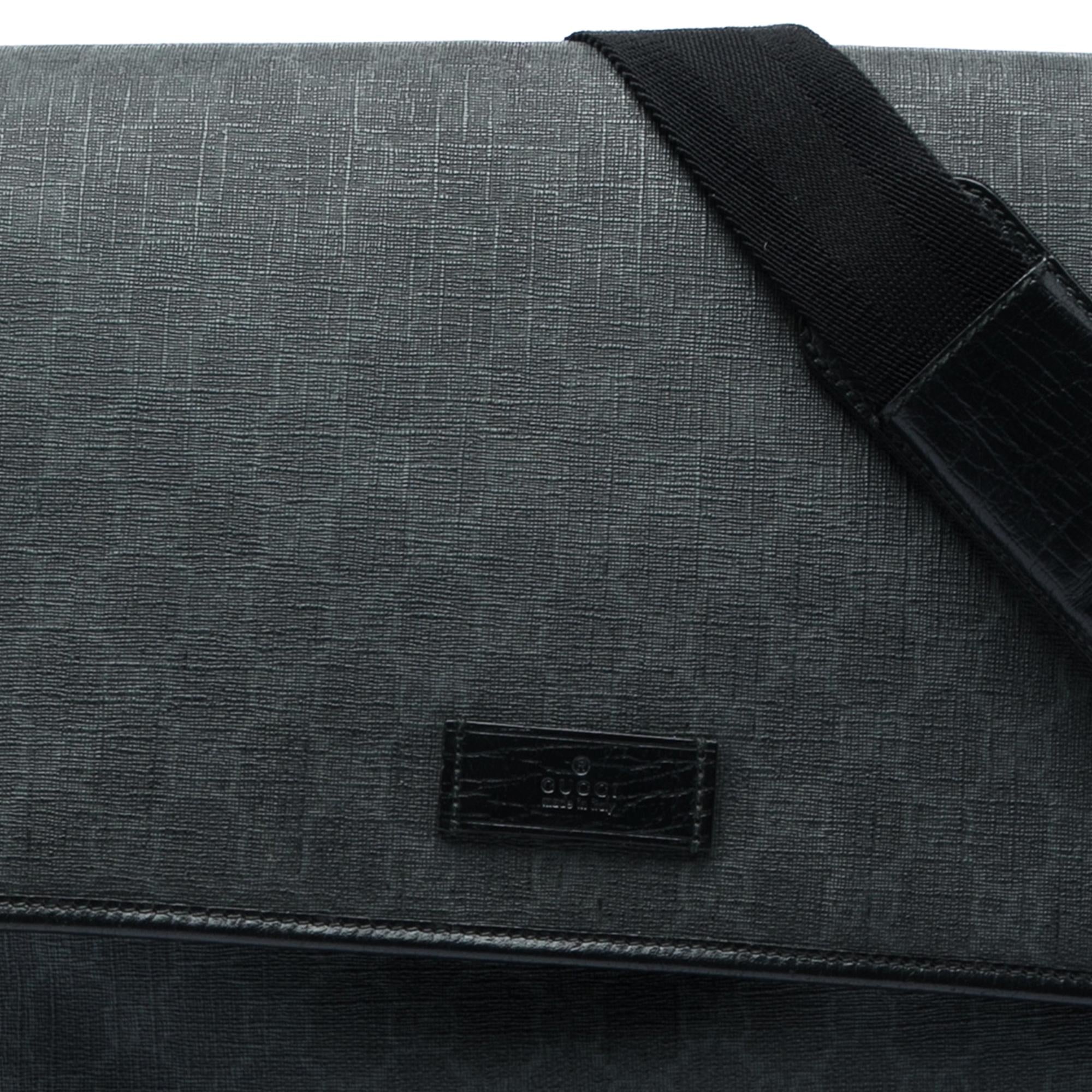 Gucci GG Supreme Flap Messenger Bag
