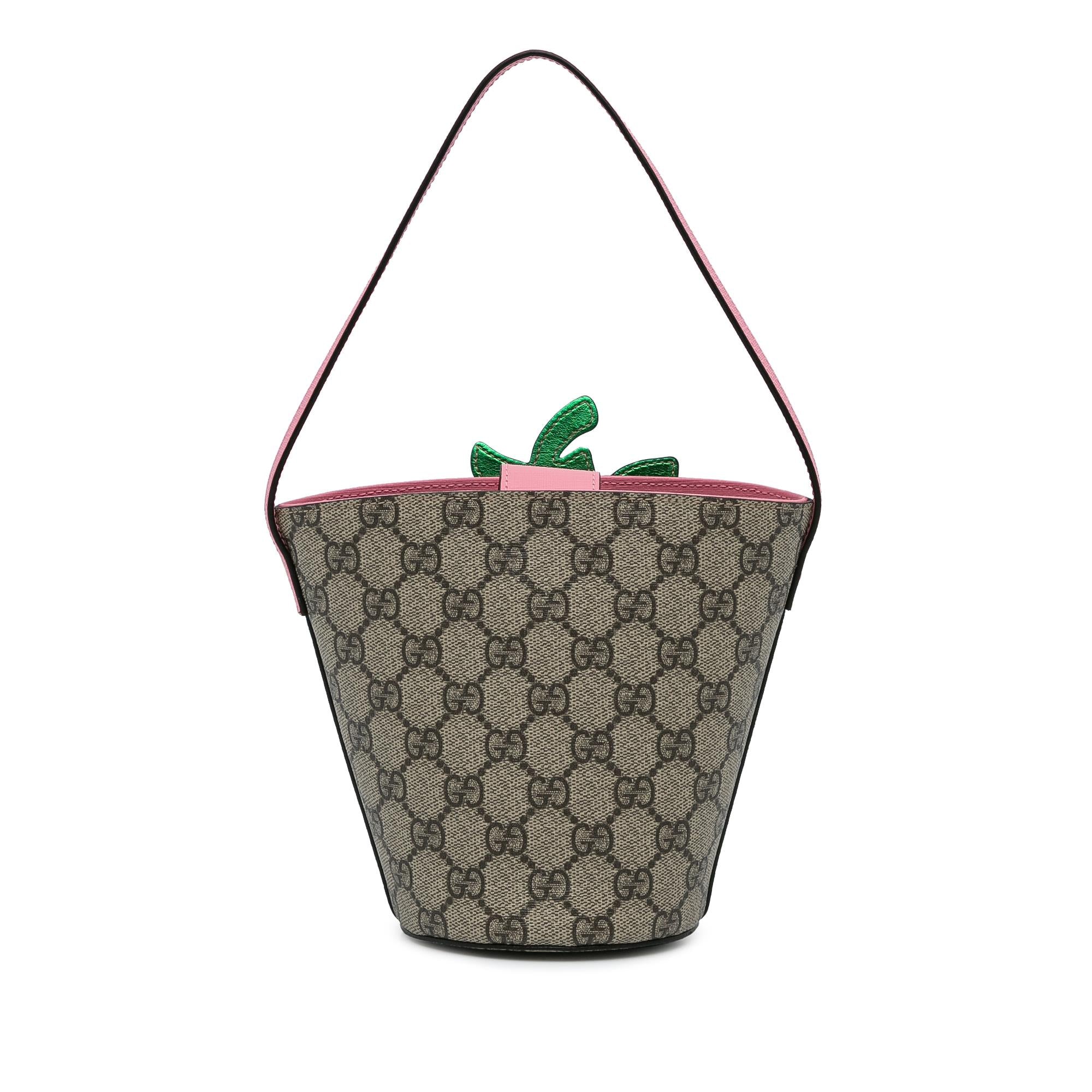 値下げ新品未使用　キッズ　【GUCCI】3Dストロベリー バケットバッグ GUCCI Children's 3D Strawberry GG Supreme Canvas Tote Bag Beige 630589