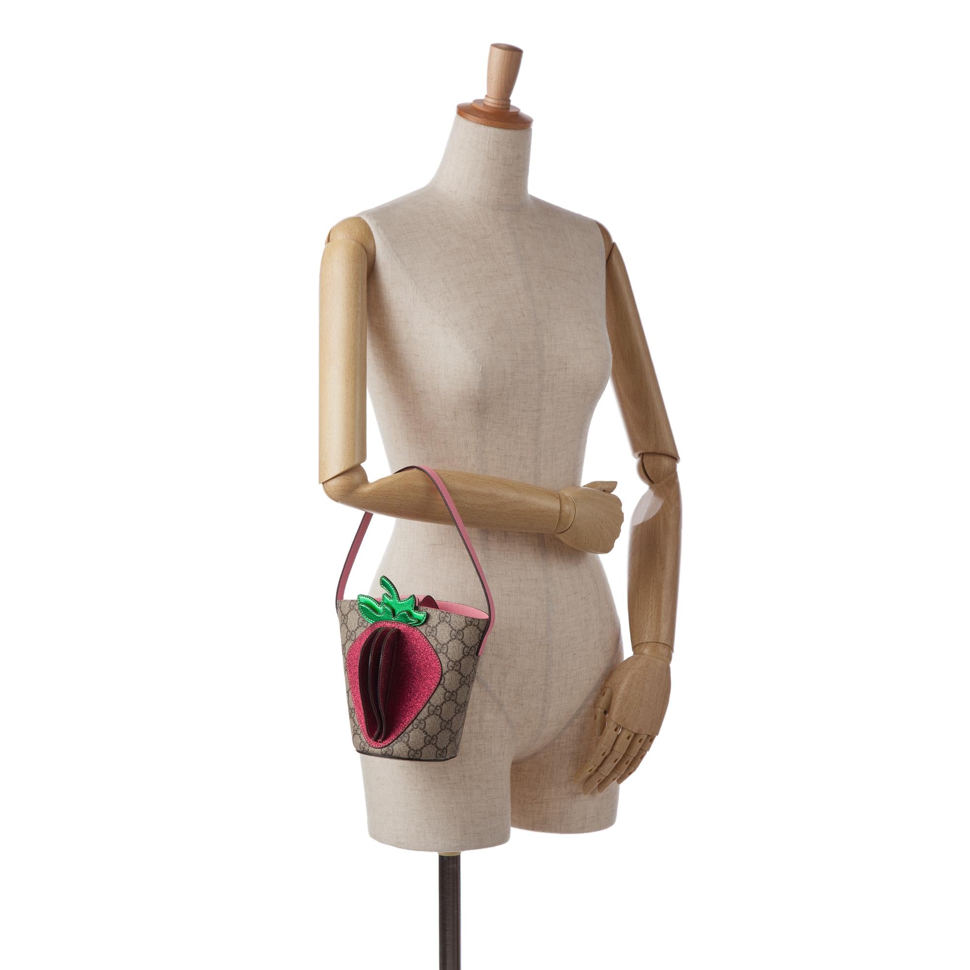 Gucci GG Supreme Kids Strawberry Bucket Bag (SHG-TqqNA8)