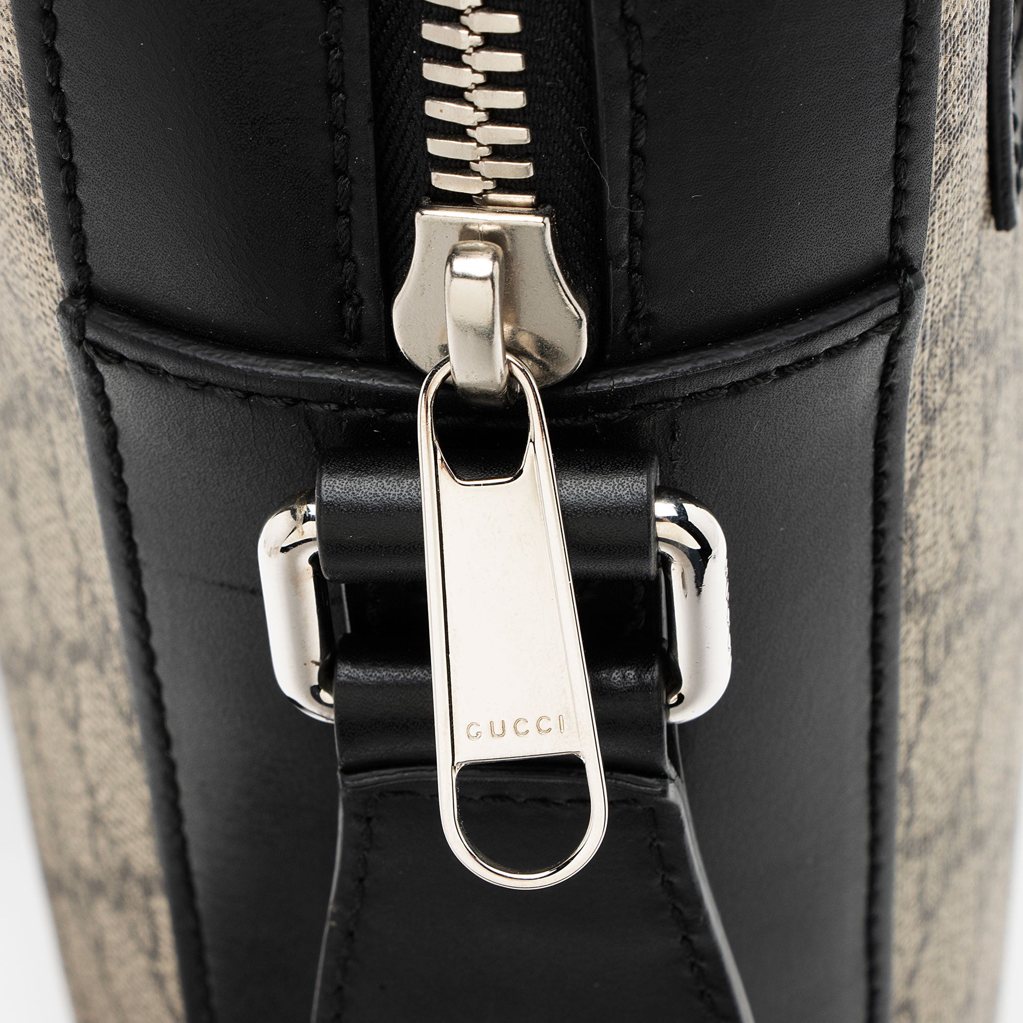 Gucci GG Supreme Medium Messenger